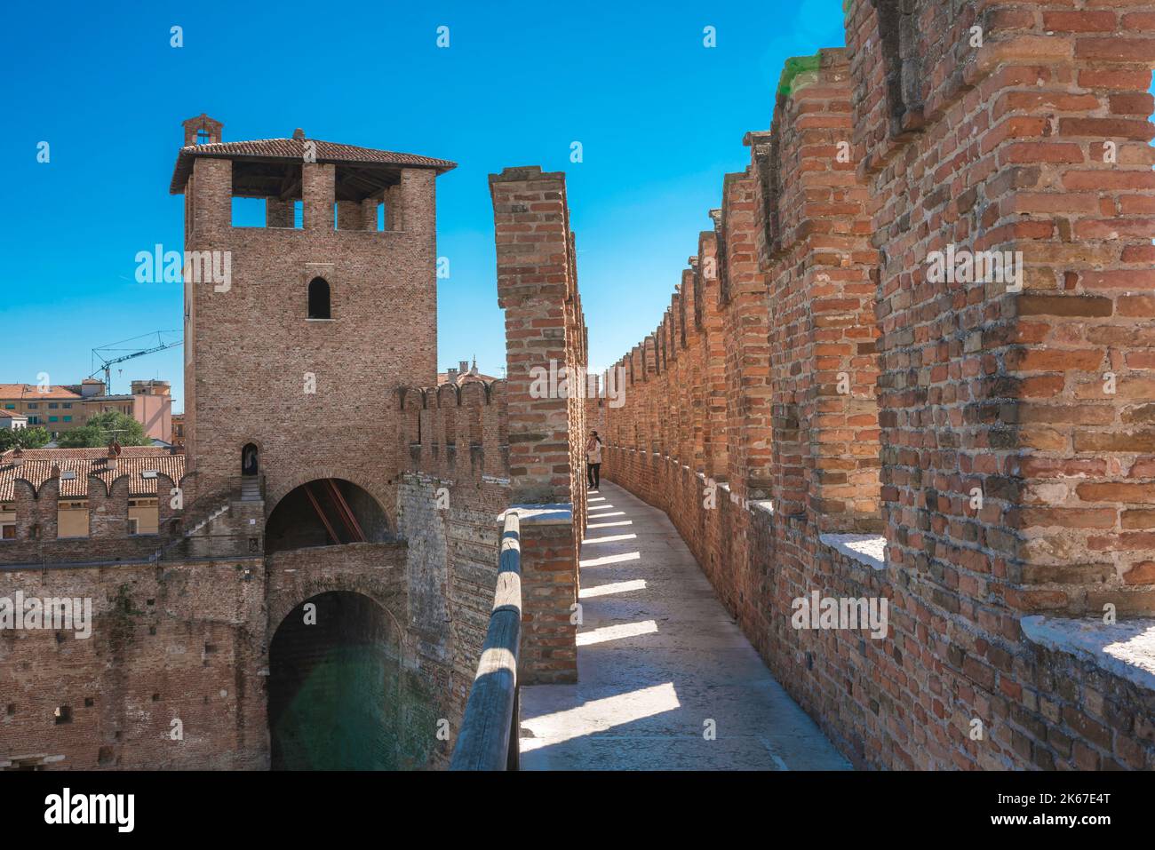 Mittelalterliche Stadtburg, Blick im Sommer auf den Weg zwischen den Zinnen der südöstlichen Mauer des 14.. Jahrhunderts Castelvecchio, Verona, Italien Stockfoto