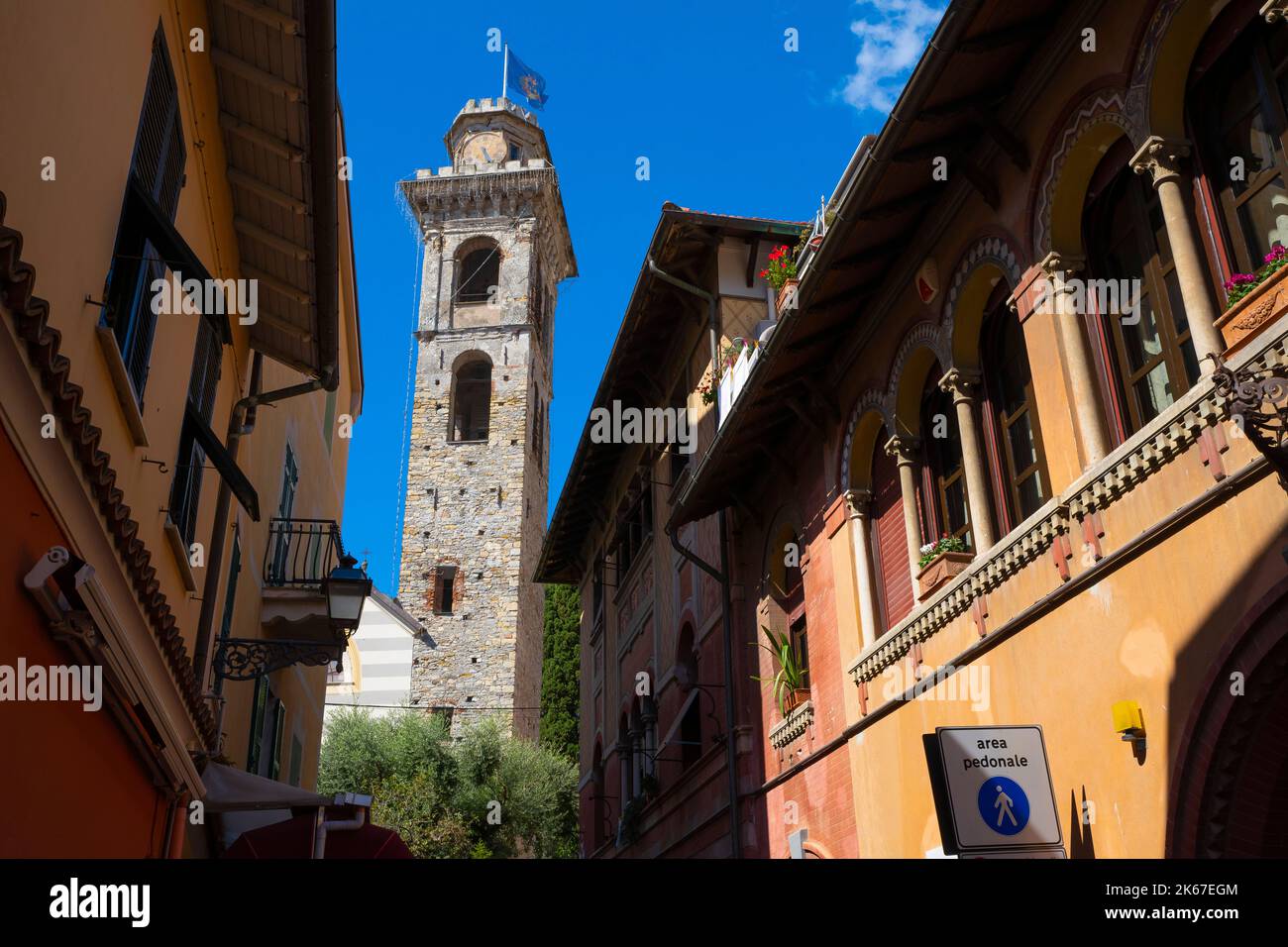 Stadtturm und Kirche des Heiligen Stefano, (Oratorio dei Neri) in der Altstadt von Rapallo, Ligurien, Italien. Stockfoto