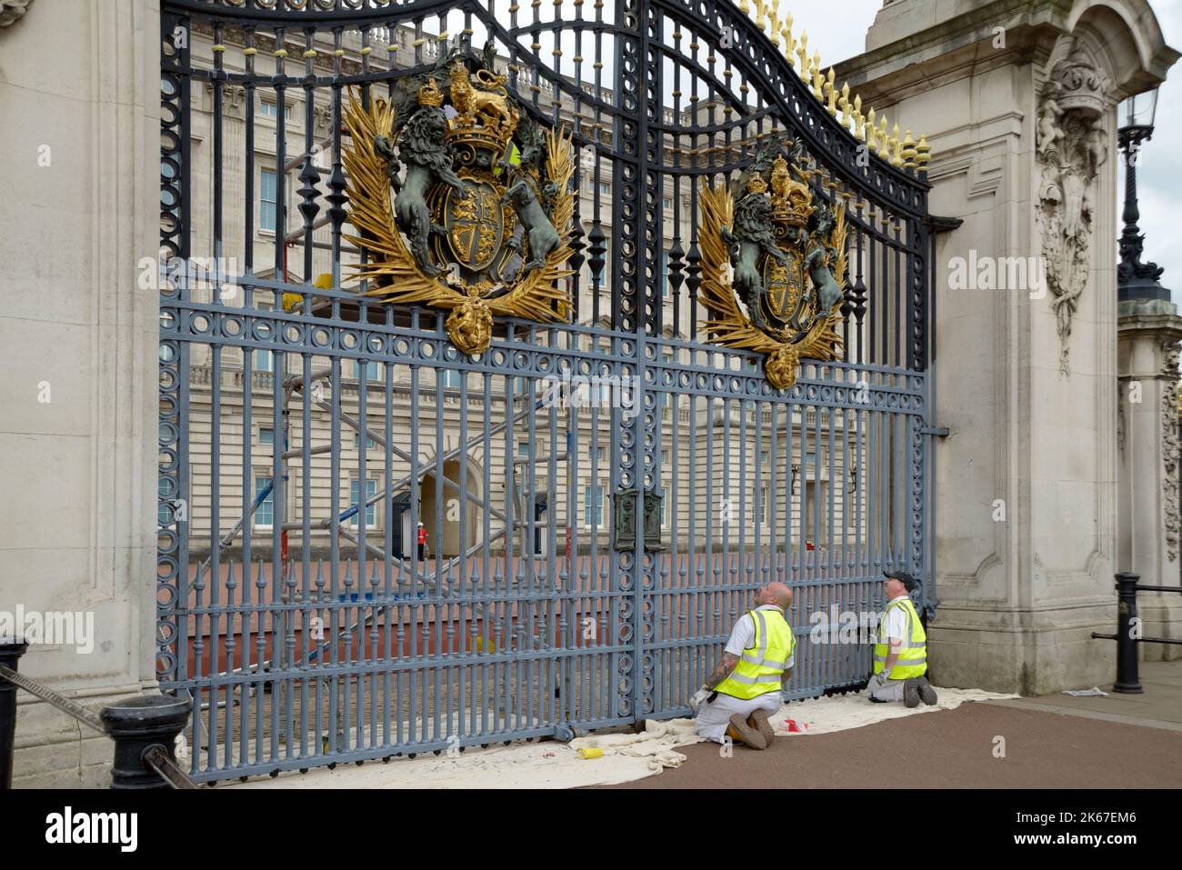 Maler malen die Tore des Buckingham Palace neu, Stockfoto