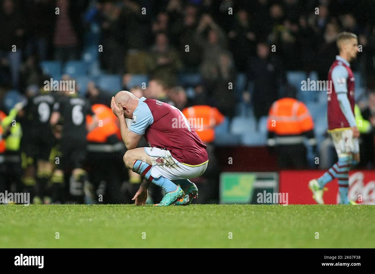 29.. Dezember 2012 - Barclays Premiership - Aston Villa vs. Wigan Athletic - Stephen Ireland von Aston Villa reagiert, nachdem Villa in 3 Spielen ihr 15.-Tor zugestehen hat - Foto: Paul Roberts / Pathos. Stockfoto