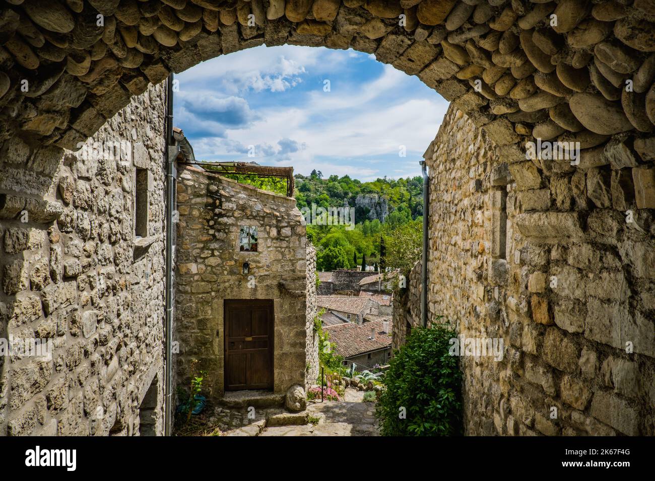 Torbogen und Kopfsteinpflasterstraße im mittelalterlichen Dorf Labeaume in Südfrankreich (Ardeche) Stockfoto