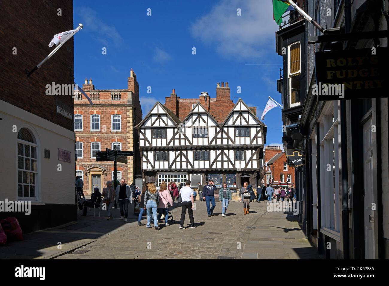 Blick auf den steilen Hügel, zum Castle Hill. Tudor Gebäude Stockfoto