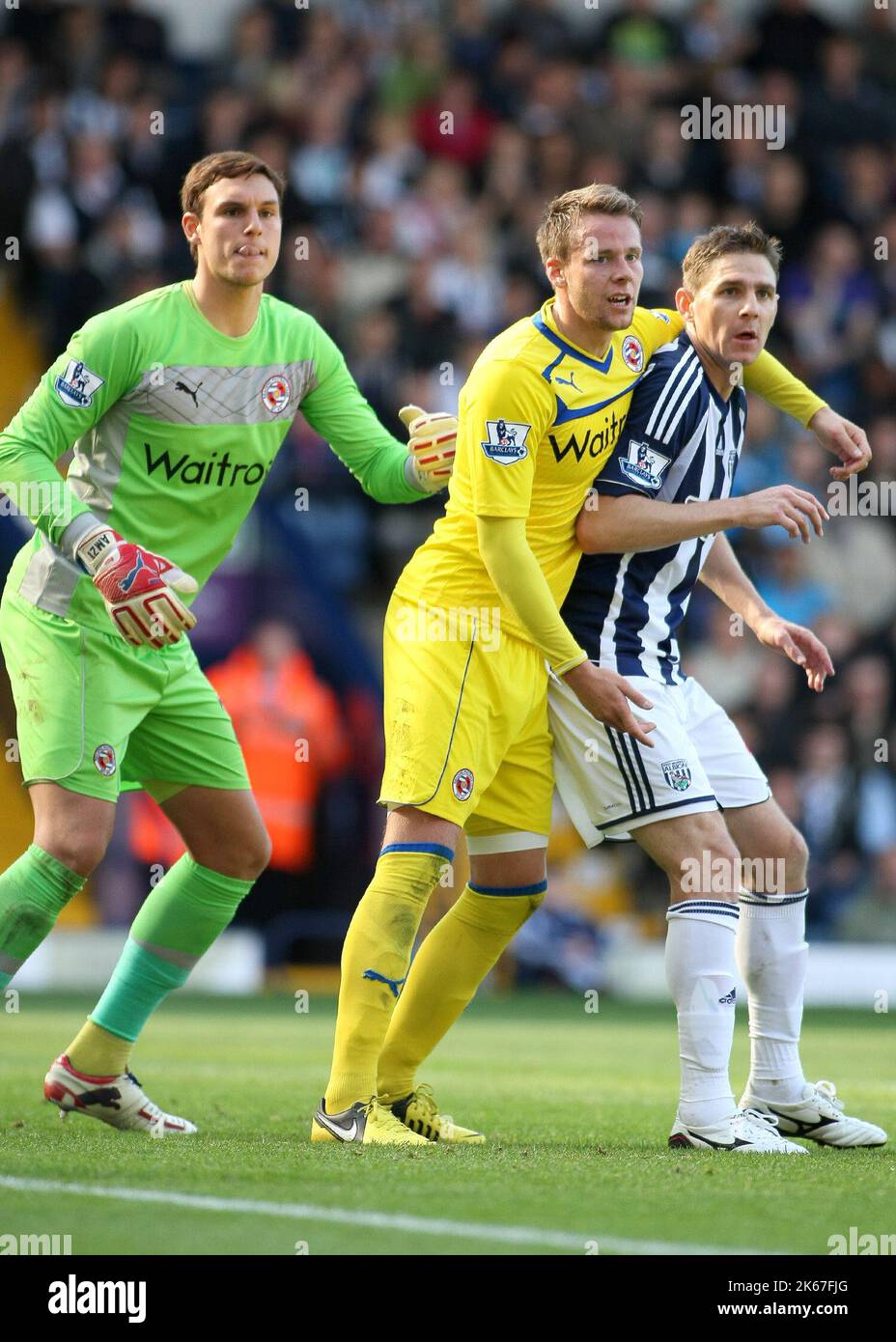 22. September 2012 - Premiership Football - West Bromwich Albion Vs Reading. Pavel Pogrebnyak von Reading unter dem Druck von Claudio Yacob von West Bromwich Albion als "Keeper Alex McCarthy von Reading fokussiert. Fotograf: Paul Roberts / Pathos Stockfoto