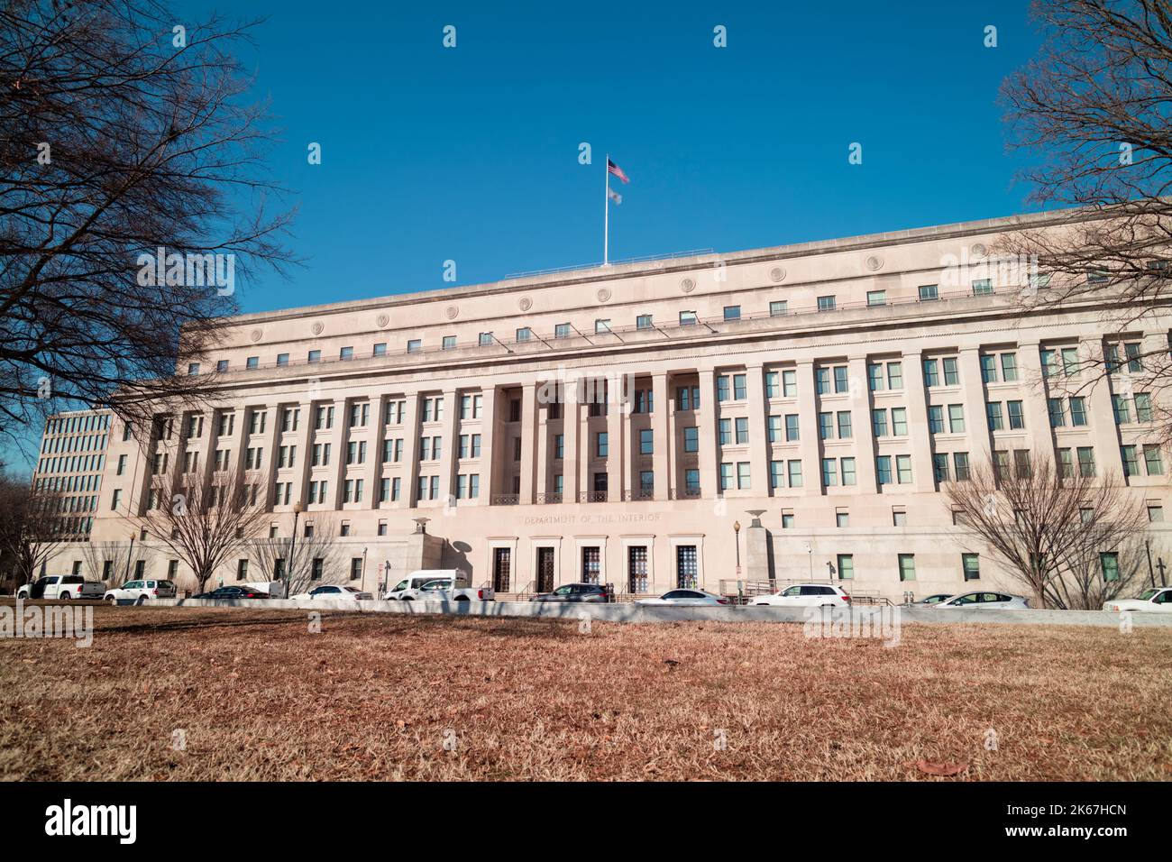 Das Stewart Lee Udall Department of the Interior Building in Washington, D.C. an einem sonnigen Wintertag. Low-Angle-Weitwinkelaufnahme, wolkenloser Himmel, keine Menschen. Stockfoto