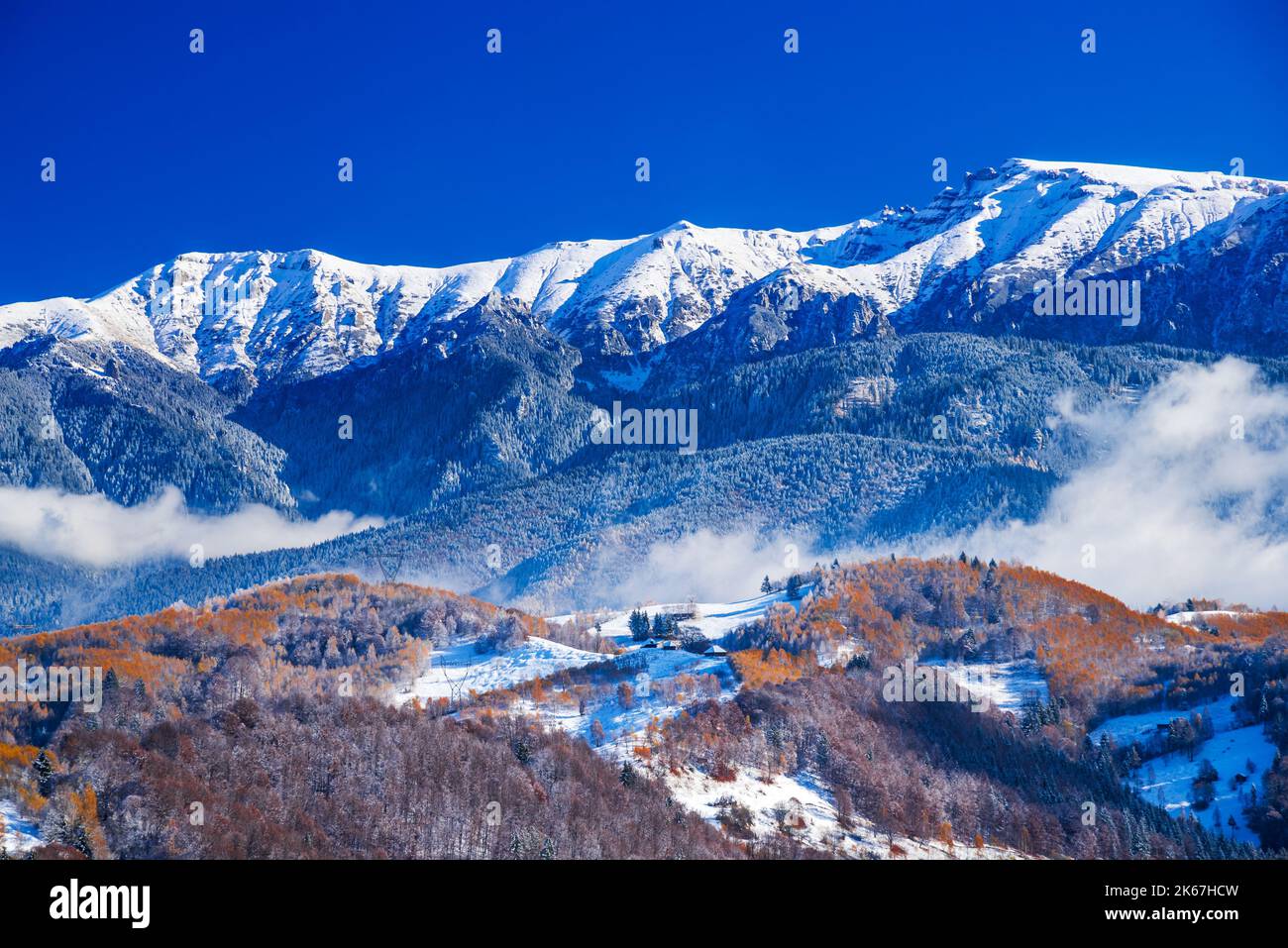 Bucegi, Karpaten - Rumänien. Wunderschöne Farben im Spätherbst, bedeckt von Schnee, landschaftlich reizvolle Landschaft mit Rucar-Bran touristischer Region Rumänien. Stockfoto