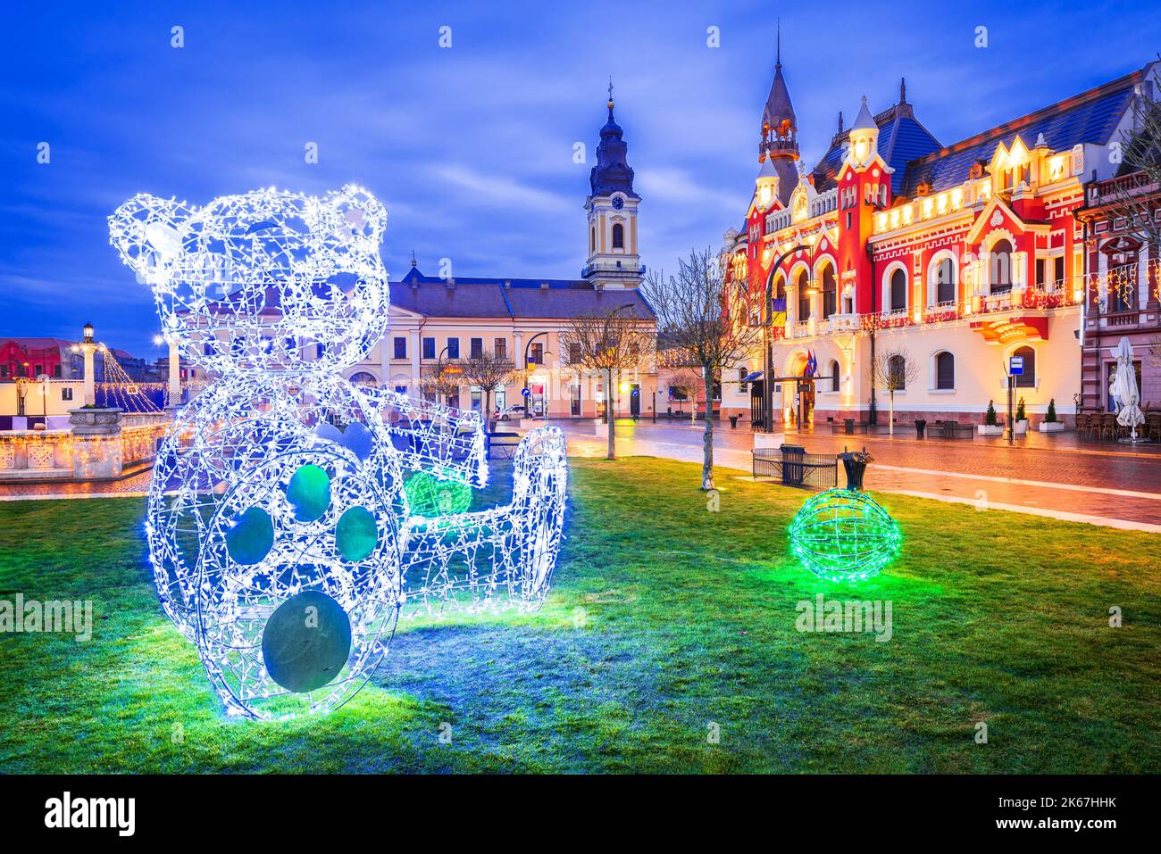Oradea, Rumänien. Weihnachtsmarkt und Dekoration in der schönen Stadt Crisana - Siebenbürgen, Osteuropa Stockfoto