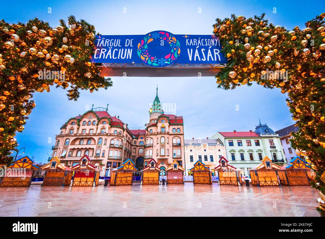 Oradea, Rumänien - Dezember 2021. Weihnachtsmarkt und Dekoration in der schönen Stadt Crisana - Siebenbürgen, Osteuropa Stockfoto