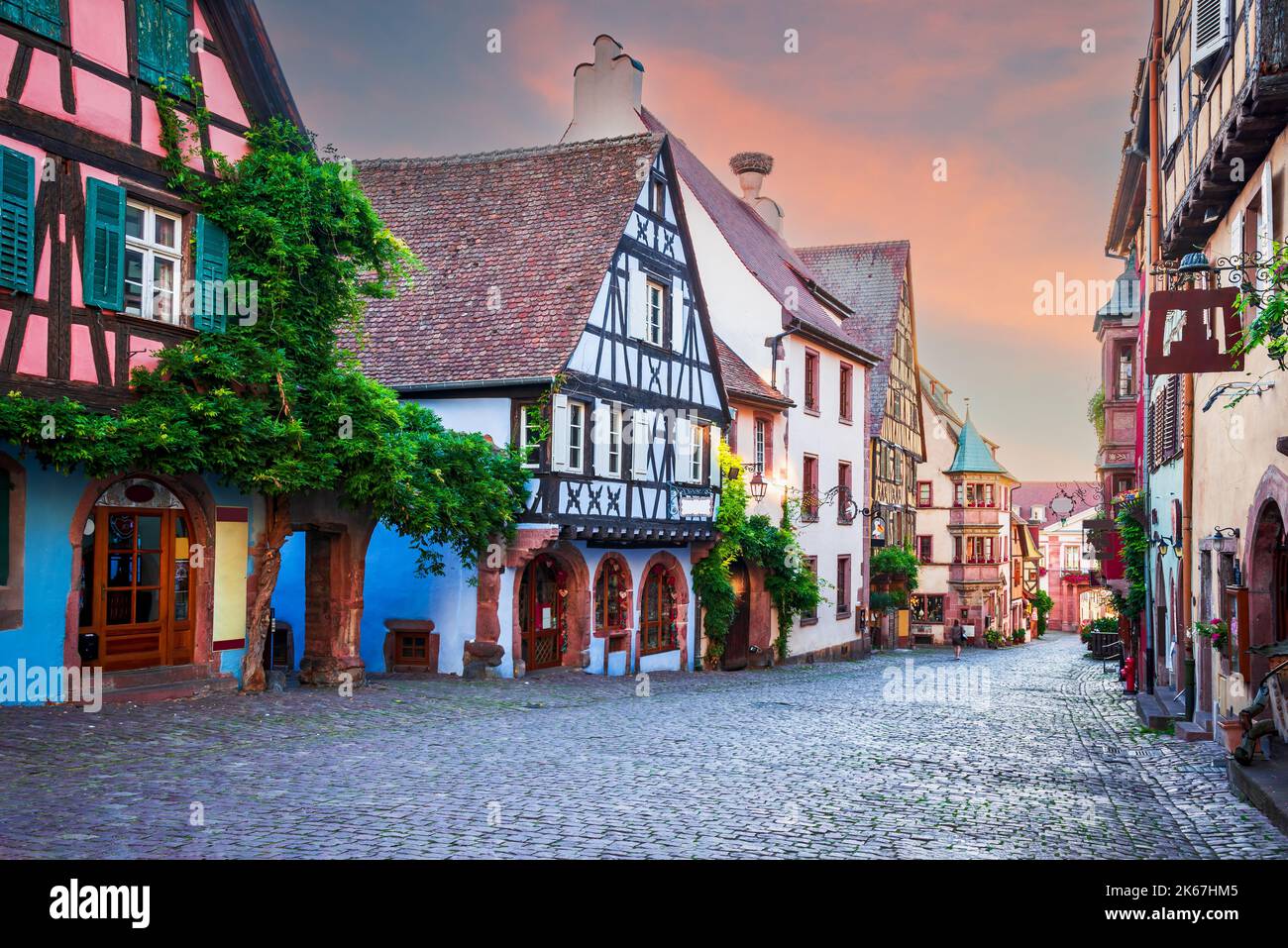 Riquewihr, Elsass. Die schönsten Dörfer Frankreichs. Berühmte Weinstraße und touristische "romantische Straße". Stockfoto