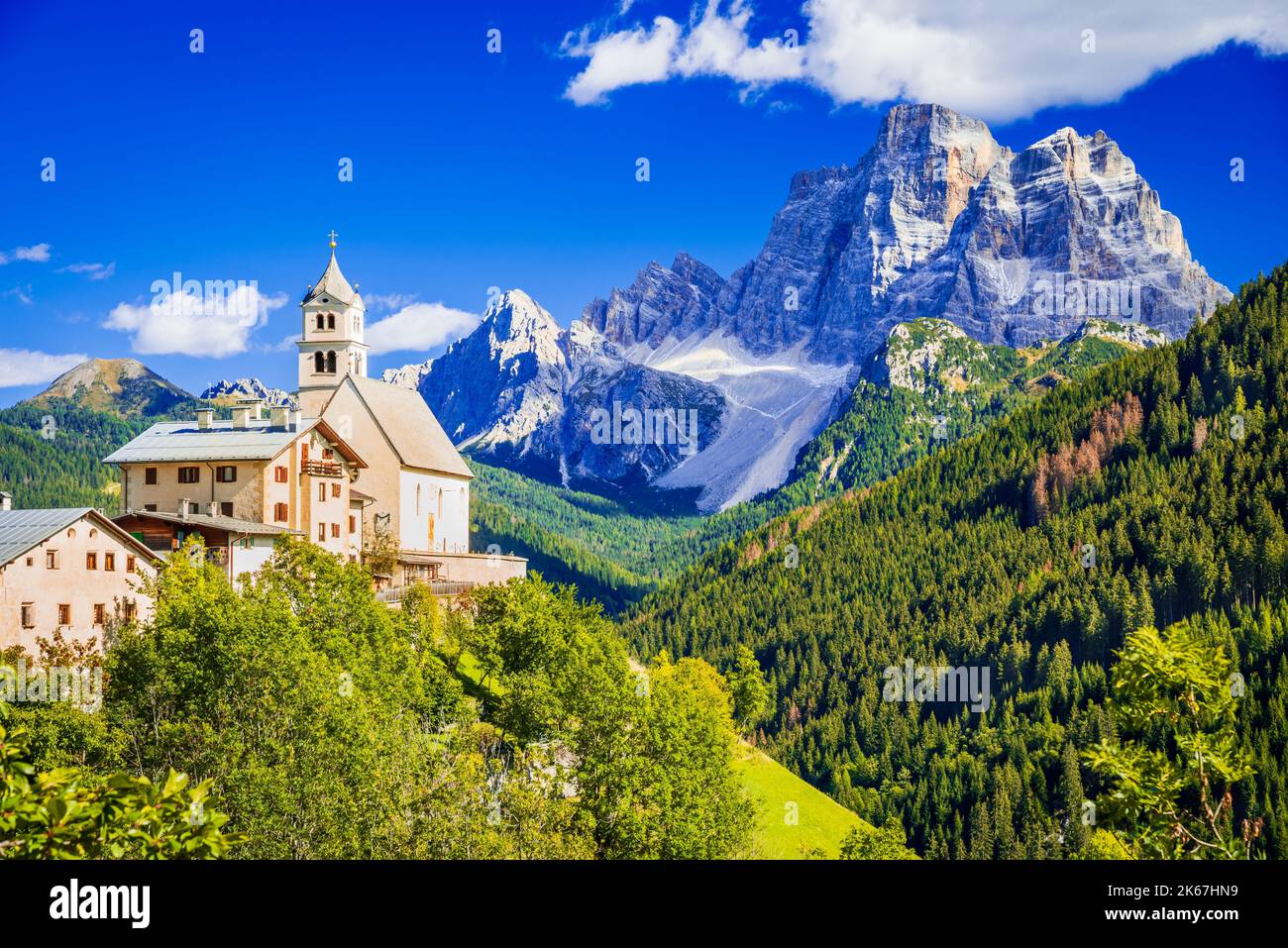 Colle Santa Lucia, Italien. Schöne berühmte Landschaft mit Chiesa di Colle Santa Lucia und Mount Pelmo. Region Belluno, Südtirol - Dolomiten Mountai Stockfoto