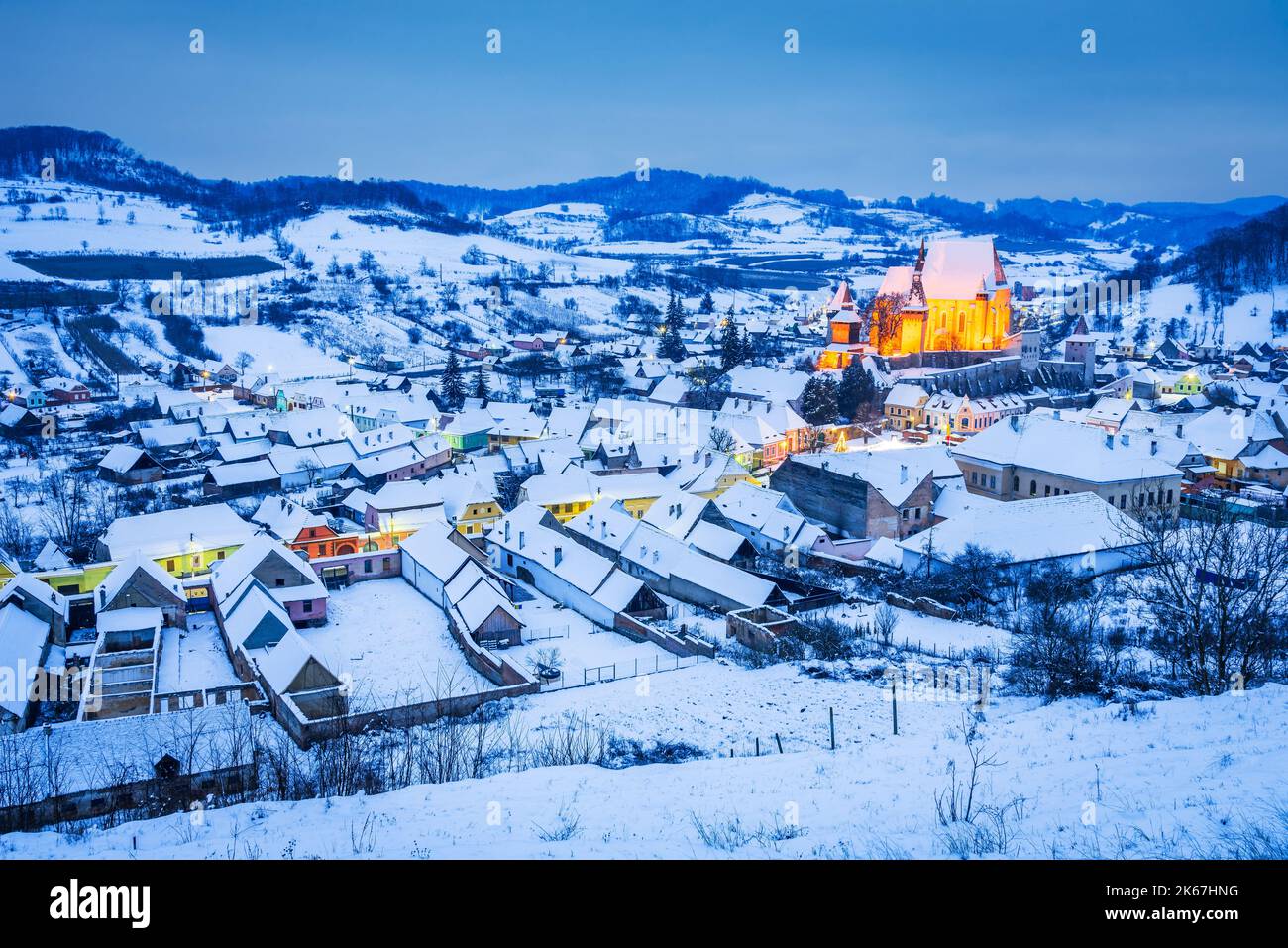 Biertan, Rumänien. Ländliche Winterlandschaft in Siebenbürgen mit berühmter sächsischer Kirche, Reisehintergrund in Osteuropa. Stockfoto