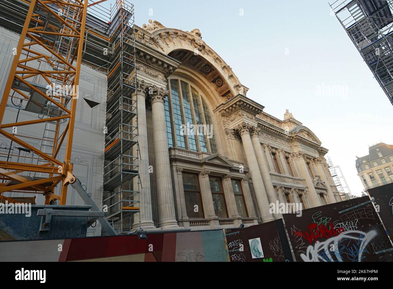 Nahaufnahme der Straßenansicht der Reparaturarbeiten am alten Börsengebäude in Brüssel Stockfoto