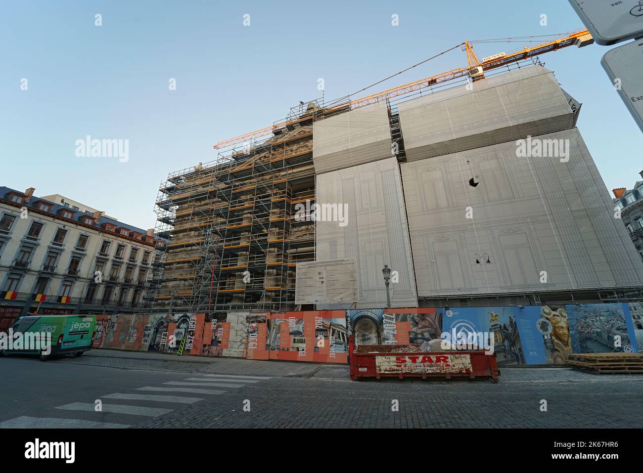 Nahaufnahme der Straßenansicht der Reparaturarbeiten am alten Börsengebäude in Brüssel Stockfoto