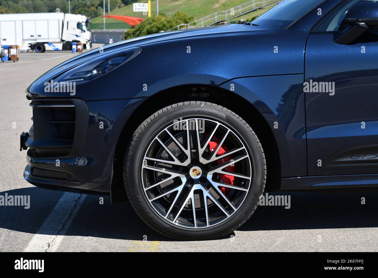 Mugello Circuit, Italien 23. September 2022: Detail eines schwarzen Leichtmetallrads mit rotem Bremssattel eines Porsche Cayenne Turbo im Paddock von Mugello Stockfoto