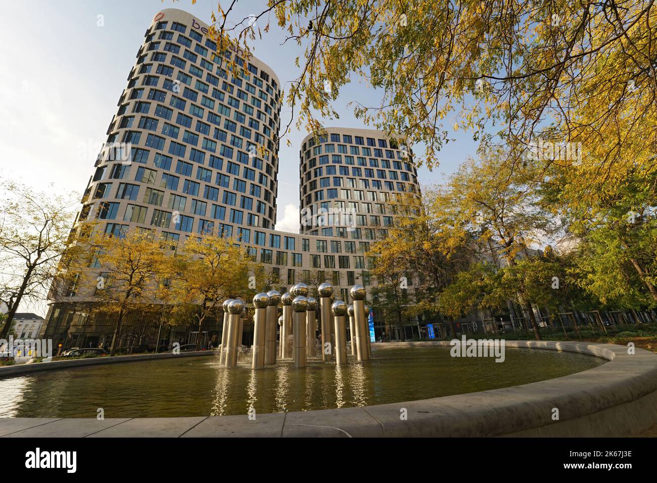 Brüssel, Brabant , Belgien 09 30 2022 : Nahaufnahme des neuen belgischen Bürogebäudes der Beobank-Zentrale im Quatuor-Komplex Brüssel Stockfoto