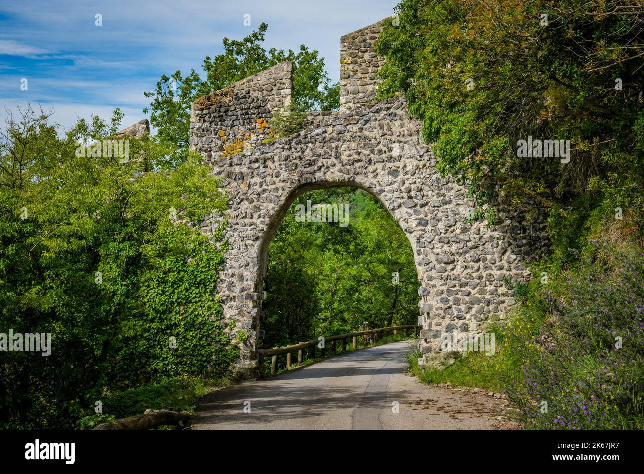 Tor in den mittelalterlichen Stadtmauern, die das Dorf Rochemaure in Südfrankreich umgeben (Ardeche) Stockfoto