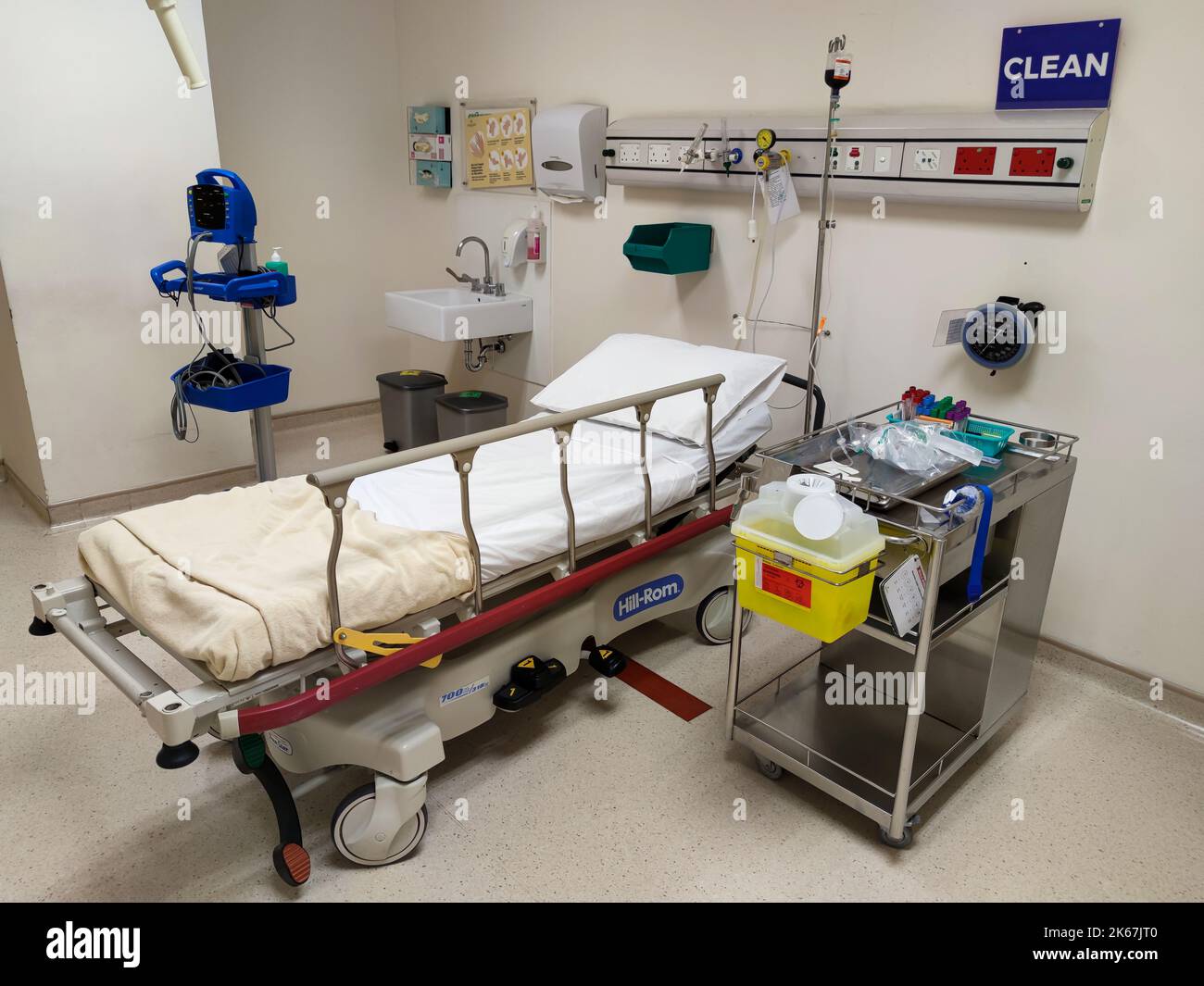 Das Innere des Aufwachraums auf der Intensivstation des Krankenhauses. Leeres Bett mit medizinischen Geräten im Hintergrund. Keine Menschen. Stockfoto