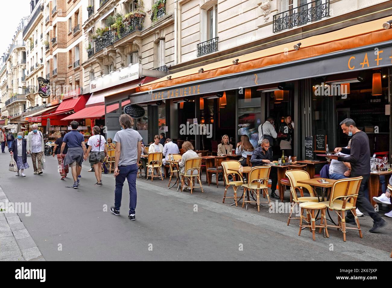 Frankreich Paris, Rue Daguerre im 14.. Arrondissement in der Nähe des Friedhofs Montparnasse befindet sich eine Fußgängerzone und ein ständig lebhafter Markt mit Geschäften Stockfoto Frankreich Paris, Rue Daguerre im 14.. Arrondissement in der Nähe des Friedhofs Montparnasse befindet sich eine Fußgängerzone und ein ständig lebhafter Markt mit Geschäften Stockfoto