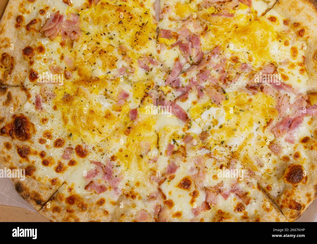 Pasta Carbonara Pizza mit extra Speck und Käse Stockfoto