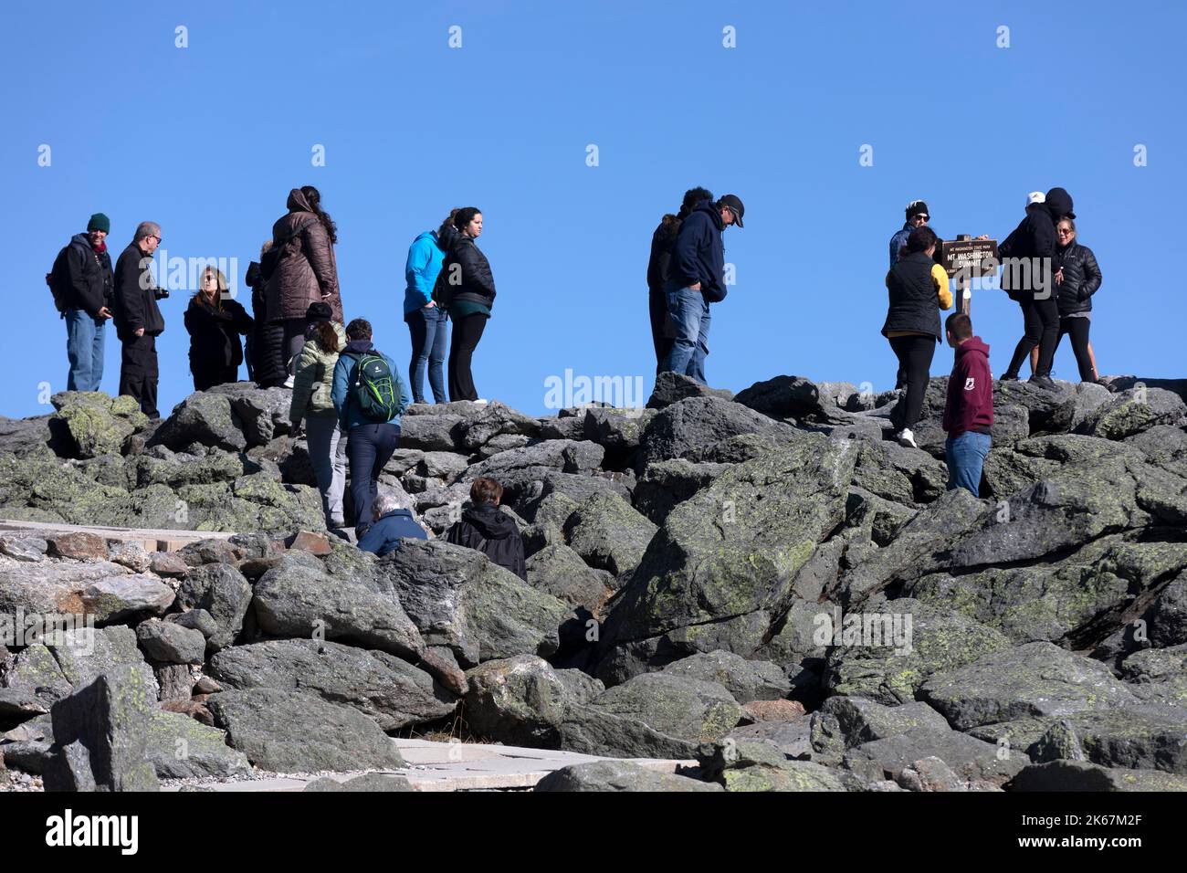 Touristen stehen auf dem Gipfel des Mount Washington, White Mountain National Forest, New Hampshire, für Selfies an Stockfoto