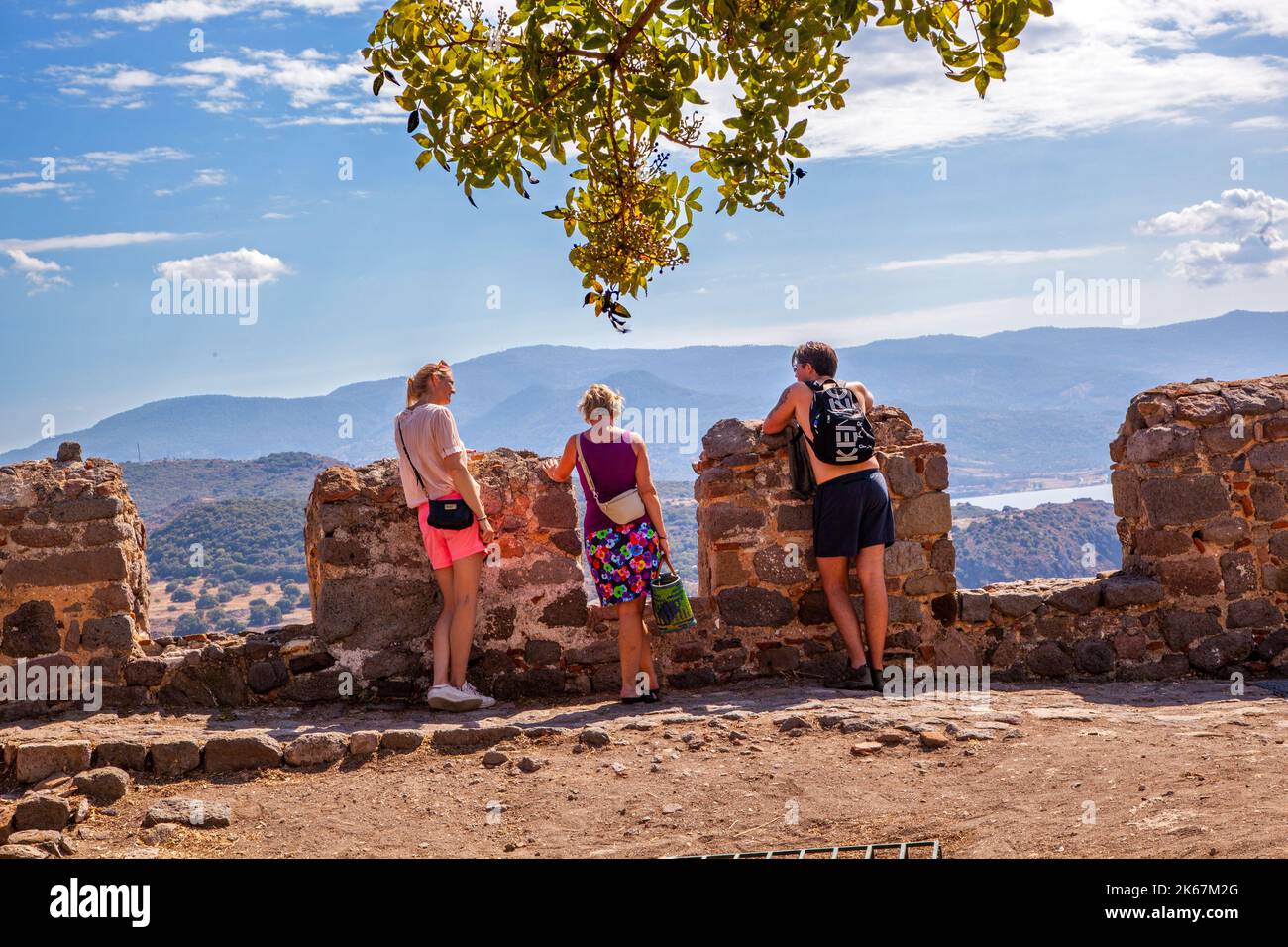 Menschen genießen die Aussicht von der Burg im griechischen Ferienort Molyvos auf der Insel Lesvos Griechenland Stockfoto