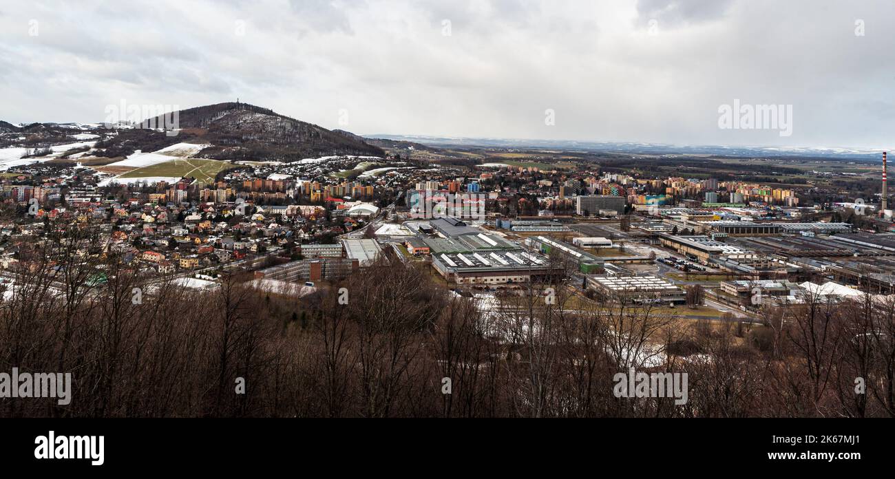 Koprivnice Stadt mit Bila hora Hügel oberhalb von Bezrucova vyhldiak Aussichtsturm in der Tschechischen republik Stockfoto