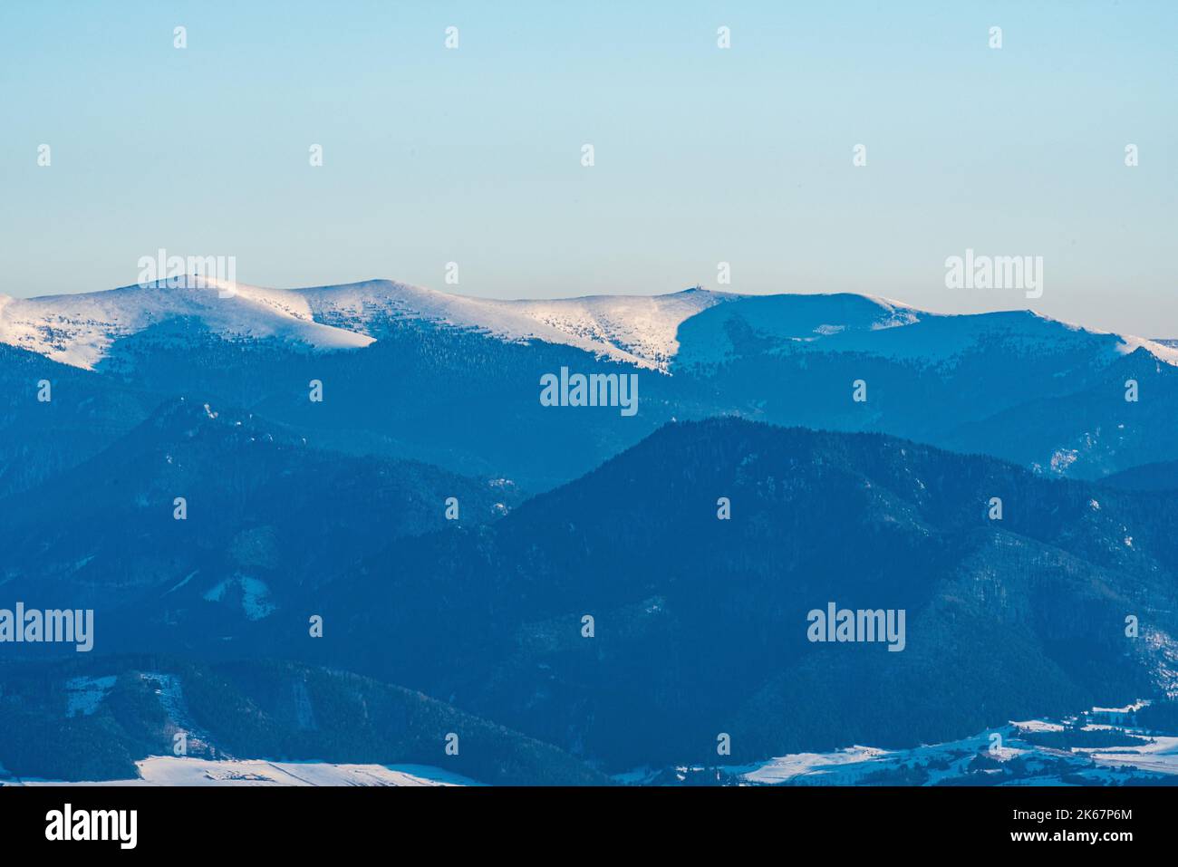 Höchster Teil der Velka Fatra mit Ostredok, Krizna, Frckov und Kralova skala Hügel von Mincol Hügel im Winter Mala Fatra Berge in Slovaki Stockfoto