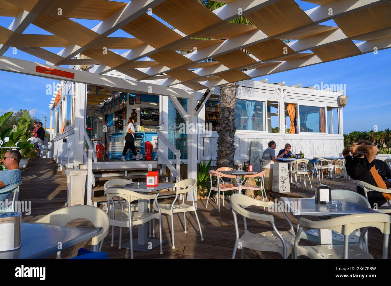 Saisonende: Meist leere Tische auf der Terrasse im Sunset Café in Capilungo an der Küste südlich von Gallipoli, Apulien (Apulien), Italien. Stockfoto