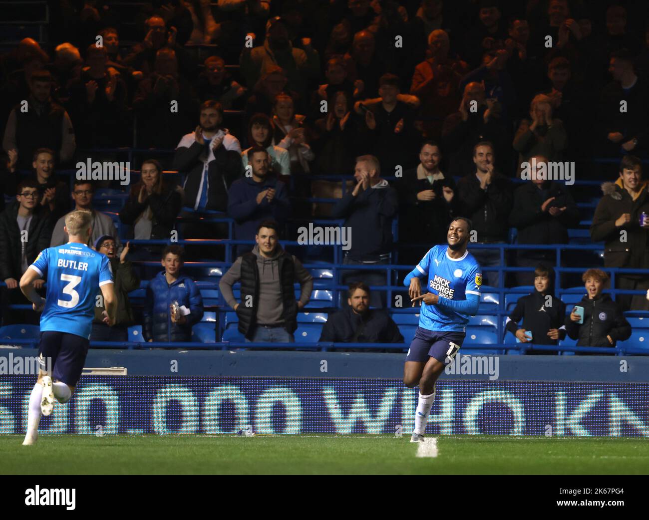 Peterborough, Großbritannien. 11. Oktober 2022. Ricky Jade-Jones (PU) feiert das dritte Posh-Tor (3-1) beim Spiel Peterborough United gegen Forest Green Rovers, EFL League One, im Weston Homes Stadium, Peterborough, Cambridgeshire. Kredit: Paul Marriott/Alamy Live Nachrichten Stockfoto