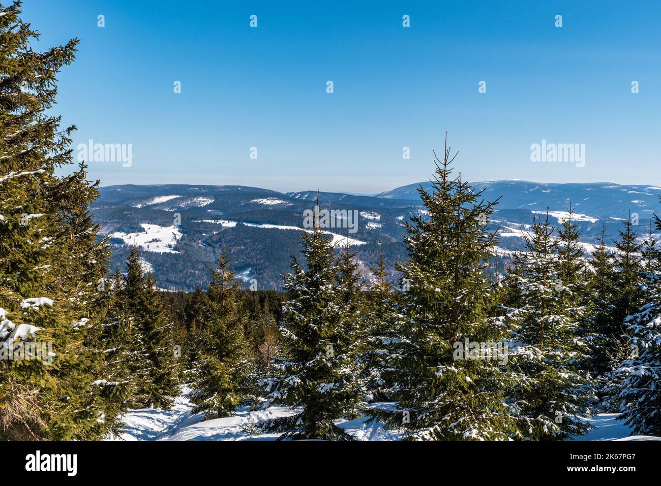 Winter Rychlebske hory und Jeseniky Berge vom Wanderweg zum Kralicky Sneznik hil an der tschechisch-polnischen Grenze Stockfoto