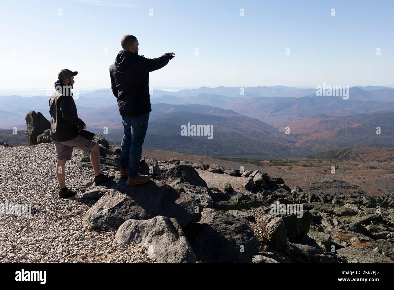 Zwei Männer blicken vom Gipfel des Mount Washington, White Mountain National Forest, New Hampshire, aus Stockfoto