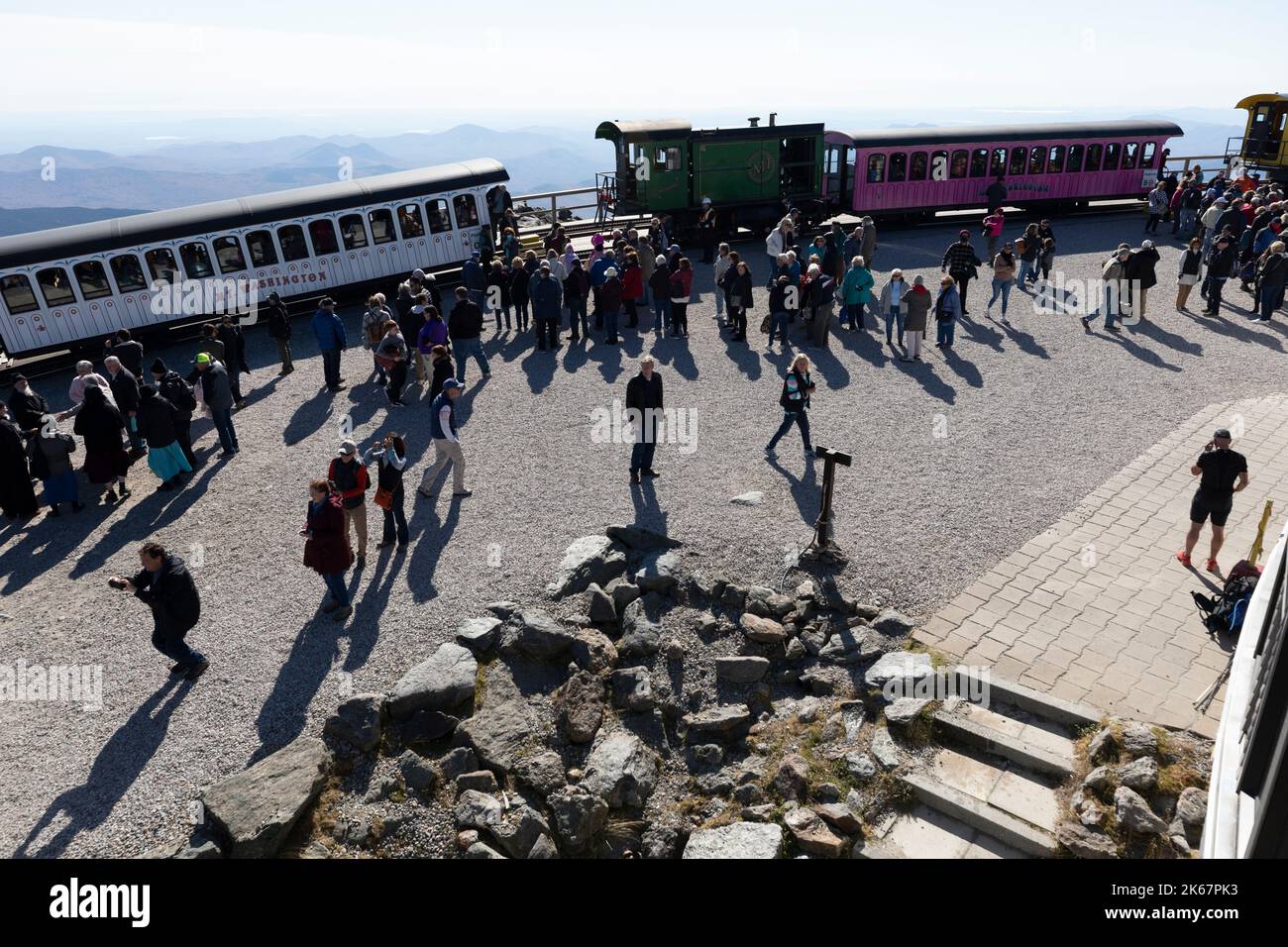 Auf dem Gipfel der Mount Washington Cog Railway warten viele Passagiere, um in Züge zu steigen Stockfoto