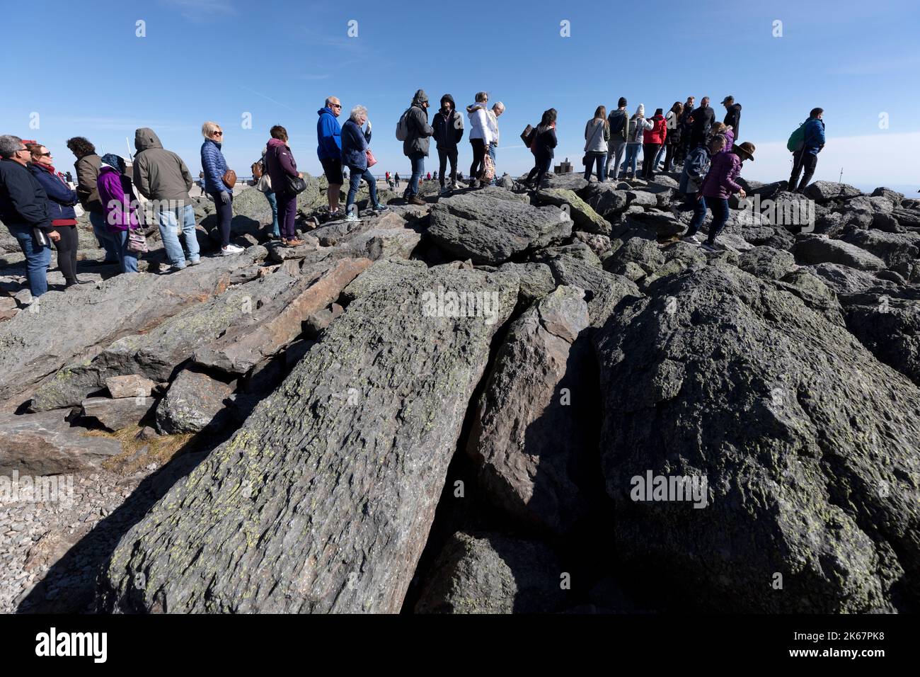 Touristen stehen auf dem Gipfel des Mount Washington, White Mountain National Forest, New Hampshire, für Selfies an Stockfoto