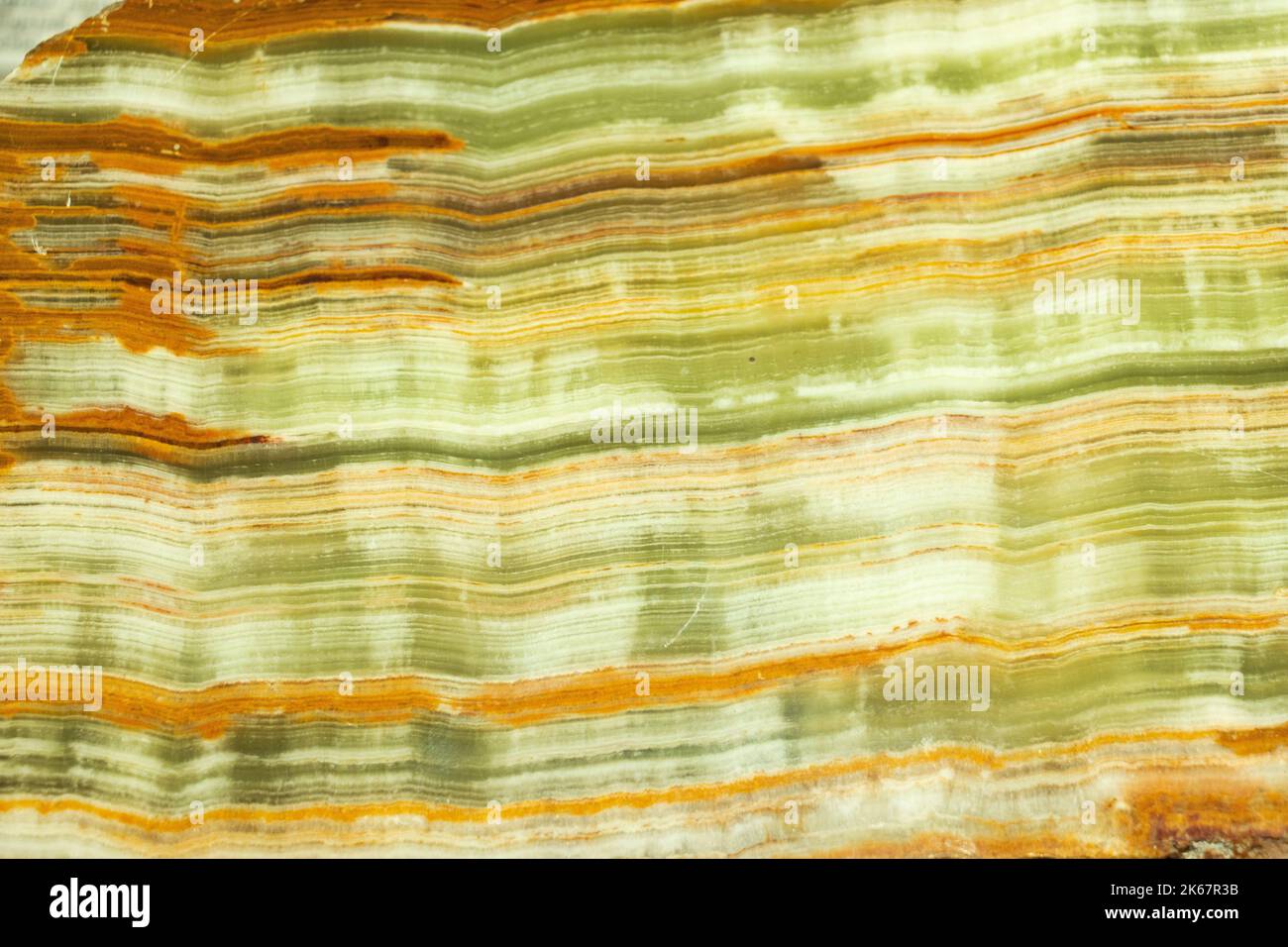 Konzentrische Bänder aus mikrokristallinem Quarz werden als gebändertes Achat bezeichnet. Ein Halbedelstein die Bänder werden durch Verunreinigungen, in diesem Fall Kupfer, verursacht Stockfoto