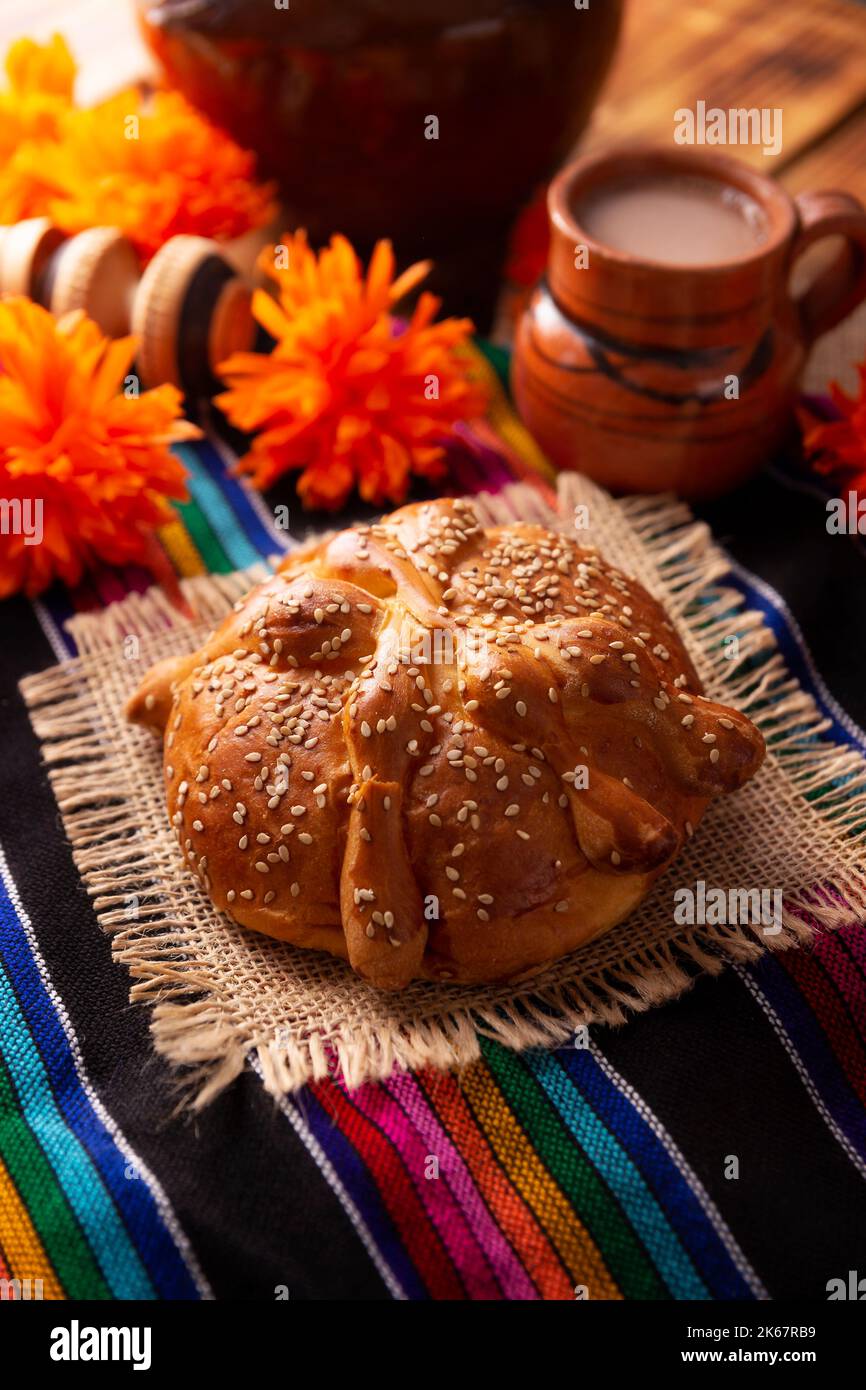 Pan de Muerto. Typisch mexikanisches süßes Brot mit Sesam, das in der Zeit des Todes verzehrt wird. Es ist ein Hauptelement im Altar Stockfoto