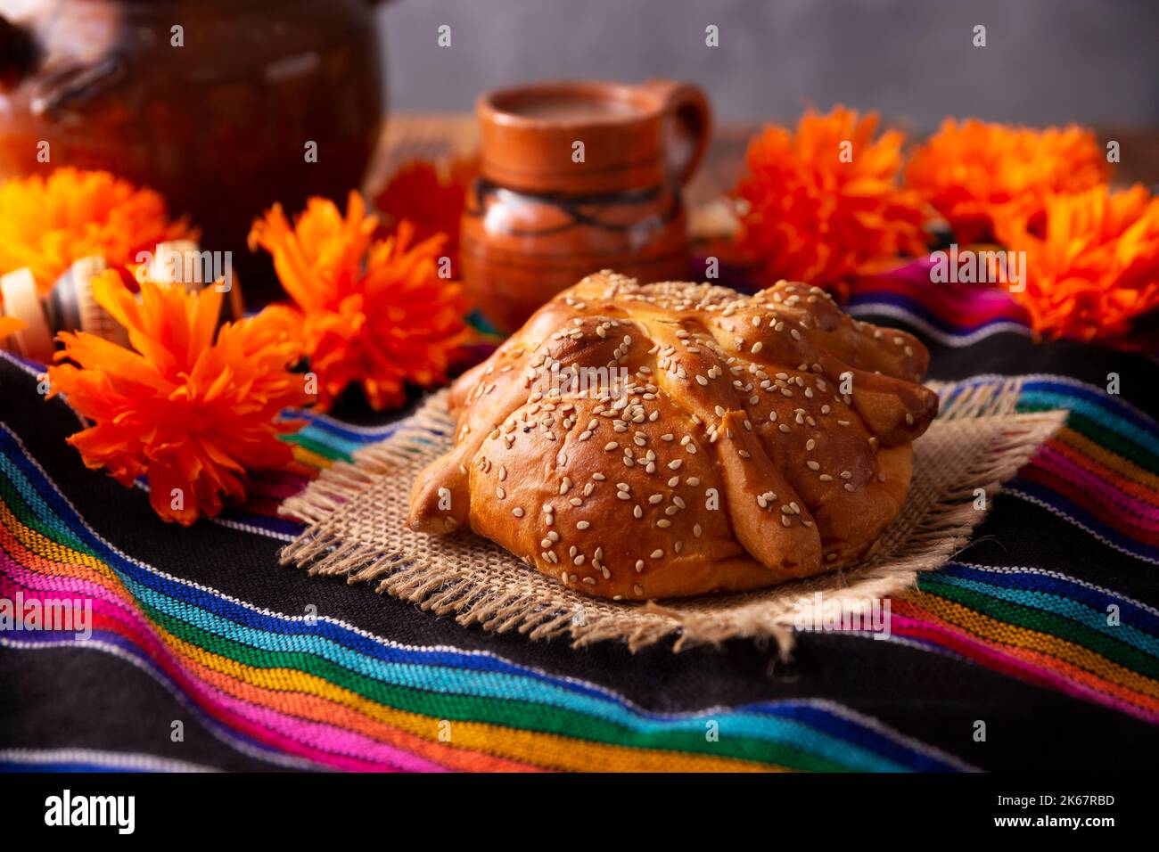 Pan de Muerto. Typisch mexikanisches süßes Brot mit Sesam, das in der ...