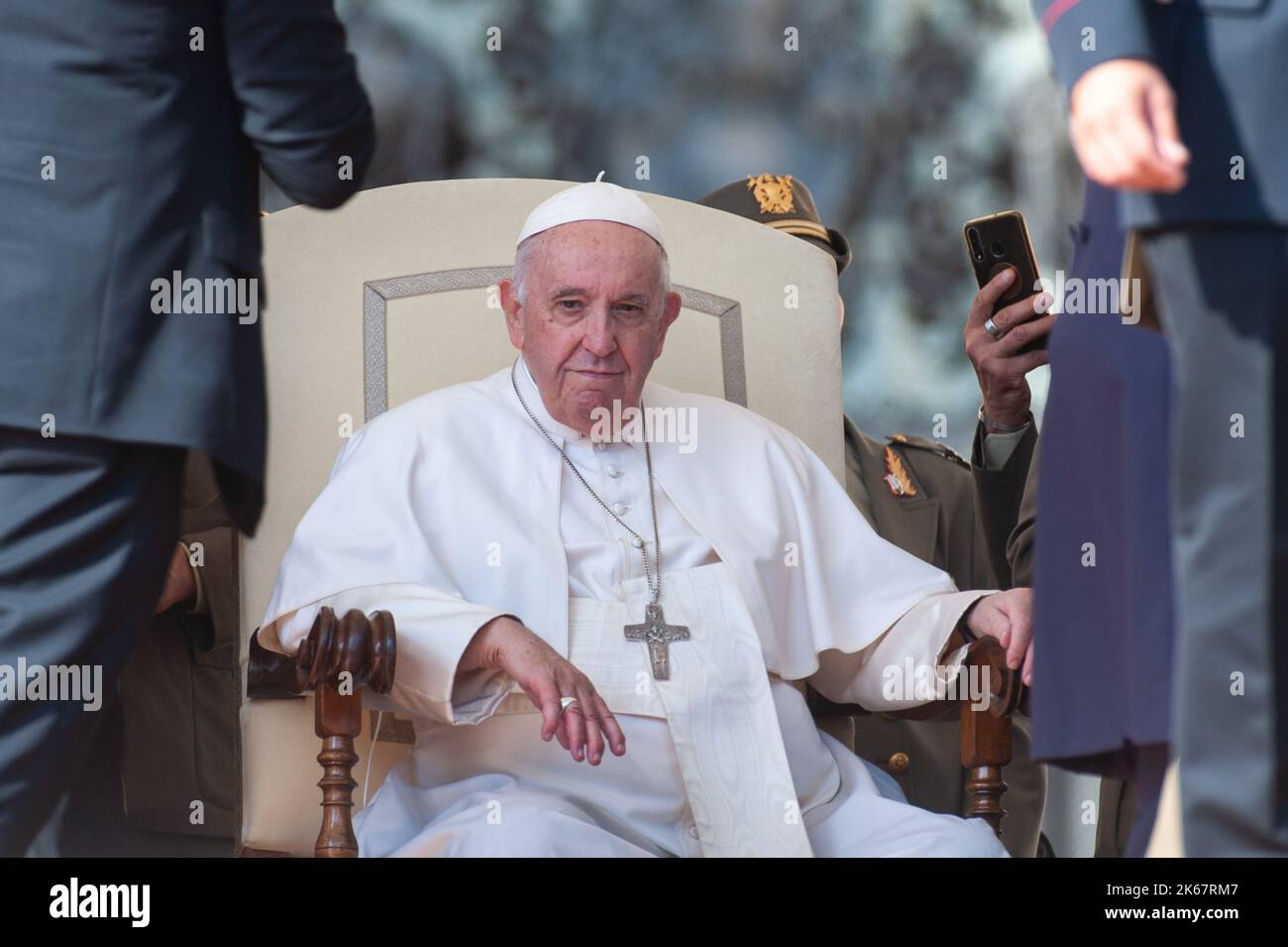 Italien, Rom, Vatikan, 2022/10/12. Papst Franziskus leitet seine wöchentliche Generalaudienz auf dem Petersplatz.Italia, Roma, Vaticano, 2022/10/12. Papa Francesco guida la sua udienza generale settimanale auf der Piazza San Pietro. Foto von Massimiliano MIGLIORATO / Catholic Press Photo Stockfoto