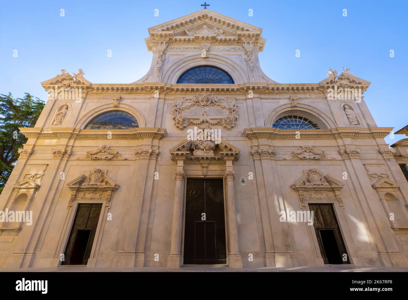 Westfront der Kathedrale von Savona, die der Himmelfahrt der Jungfrau Maria gewidmet ist. Römisch-katholische Kathedrale in Savona, Ligurien, Italien. Stockfoto