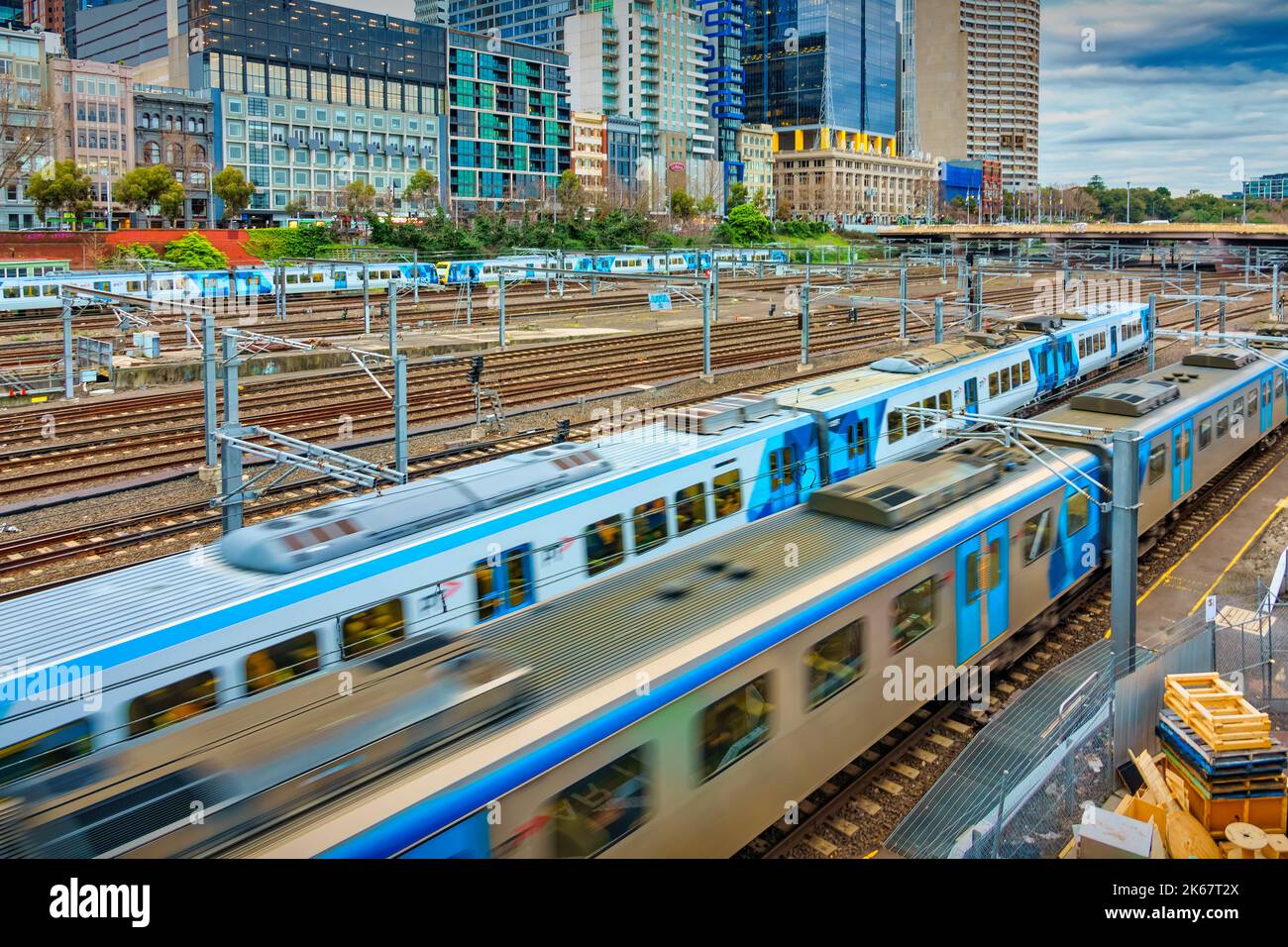 U-Bahn und Bahnhof Flinders Street im Zentrum von Melbourne, Victoria, Australien. Stockfoto