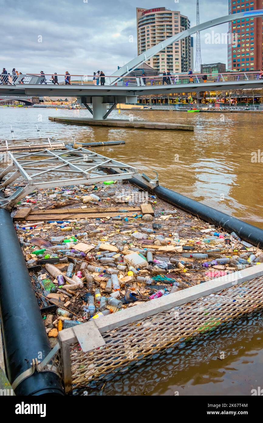 Müllfalle-Floß zur Reinigung des Yarra River im Zentrum von Melbourne, Victoria, Australien. Stockfoto