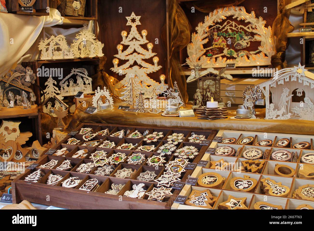 Traditionelle hölzerne Souvenirs auf einem Markt. Prag, Tschechische Republik. Stockfoto