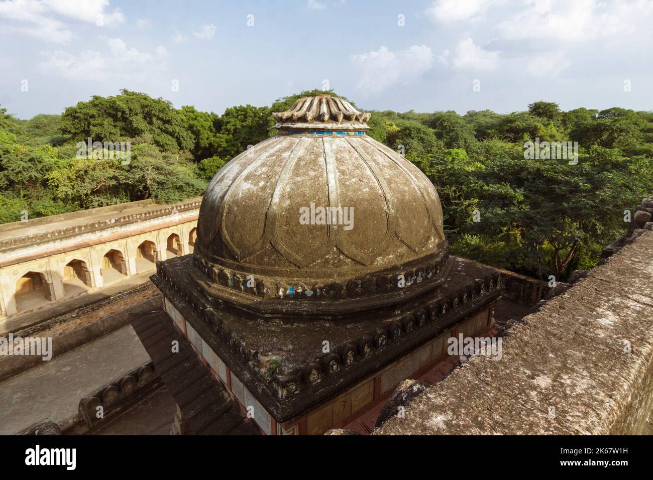 Dehli, Indien : Kuppel der Moschee innerhalb des Gehäuses des Rajon KI Baoli 16. Jahrhundert Schritt gut in den Mehrauli Archäologischen Park. Stockfoto