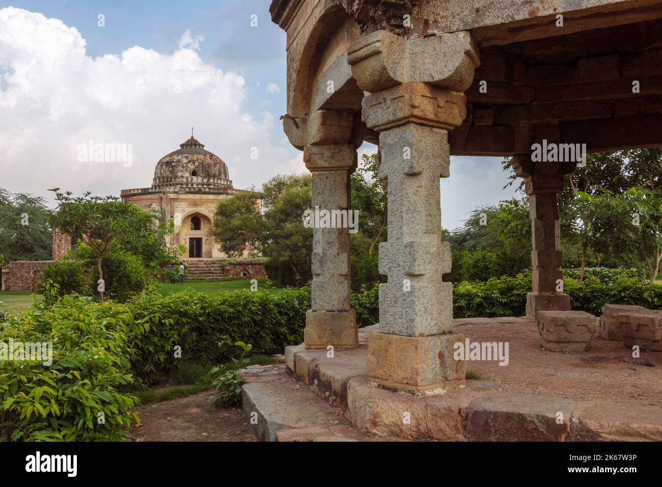 Dehli, Indien : Grab des Quli Khan aus dem 16.. Jahrhundert im Archäologischen Park Mehrauli. Das achteckige Grab wurde dann als Metcalfe House, A, umgebaut Stockfoto