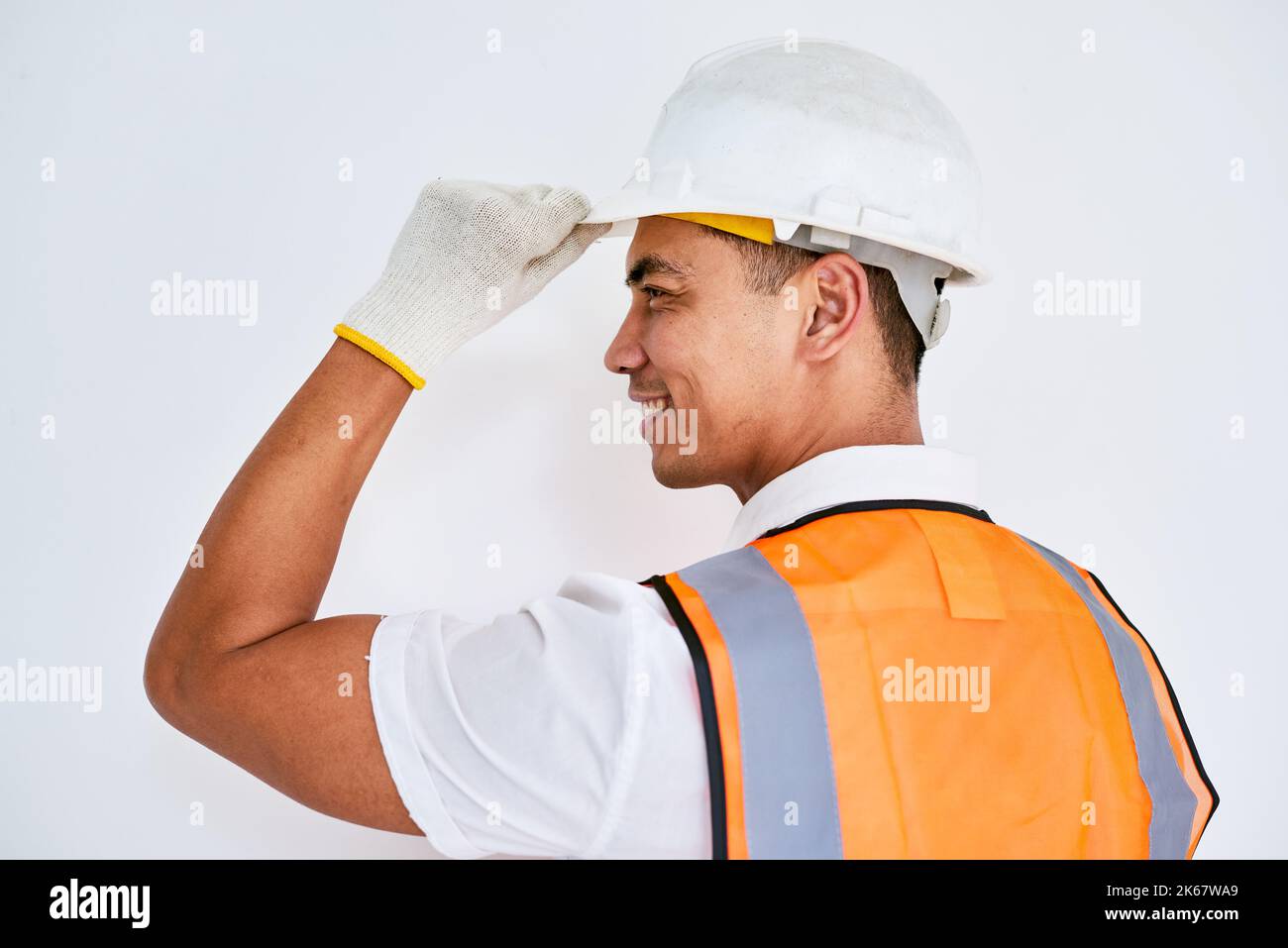 Porträt eines asiatischen Bauarbeiters, der seinen Hut nach links kippt Stockfoto