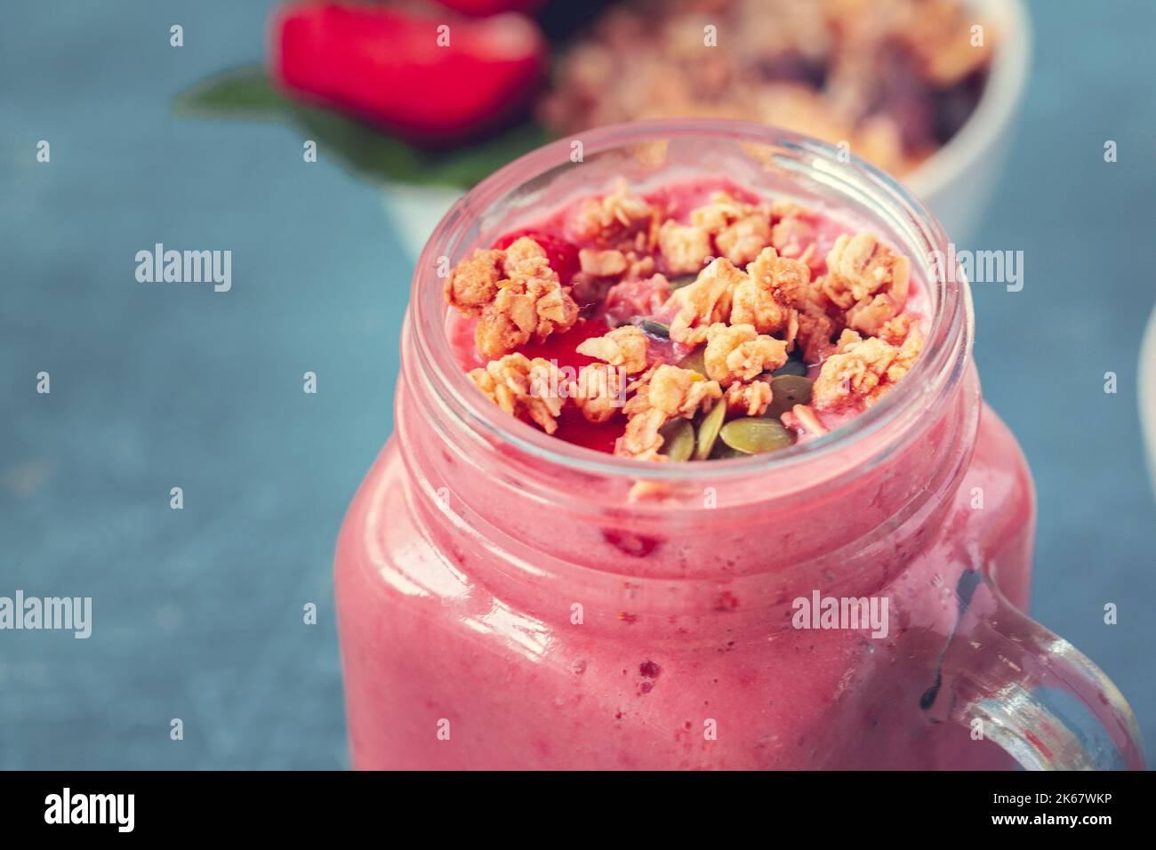 Smoothie mit Müsli für ein gesundes Frühstück. Selektiver Fokus Stockfoto