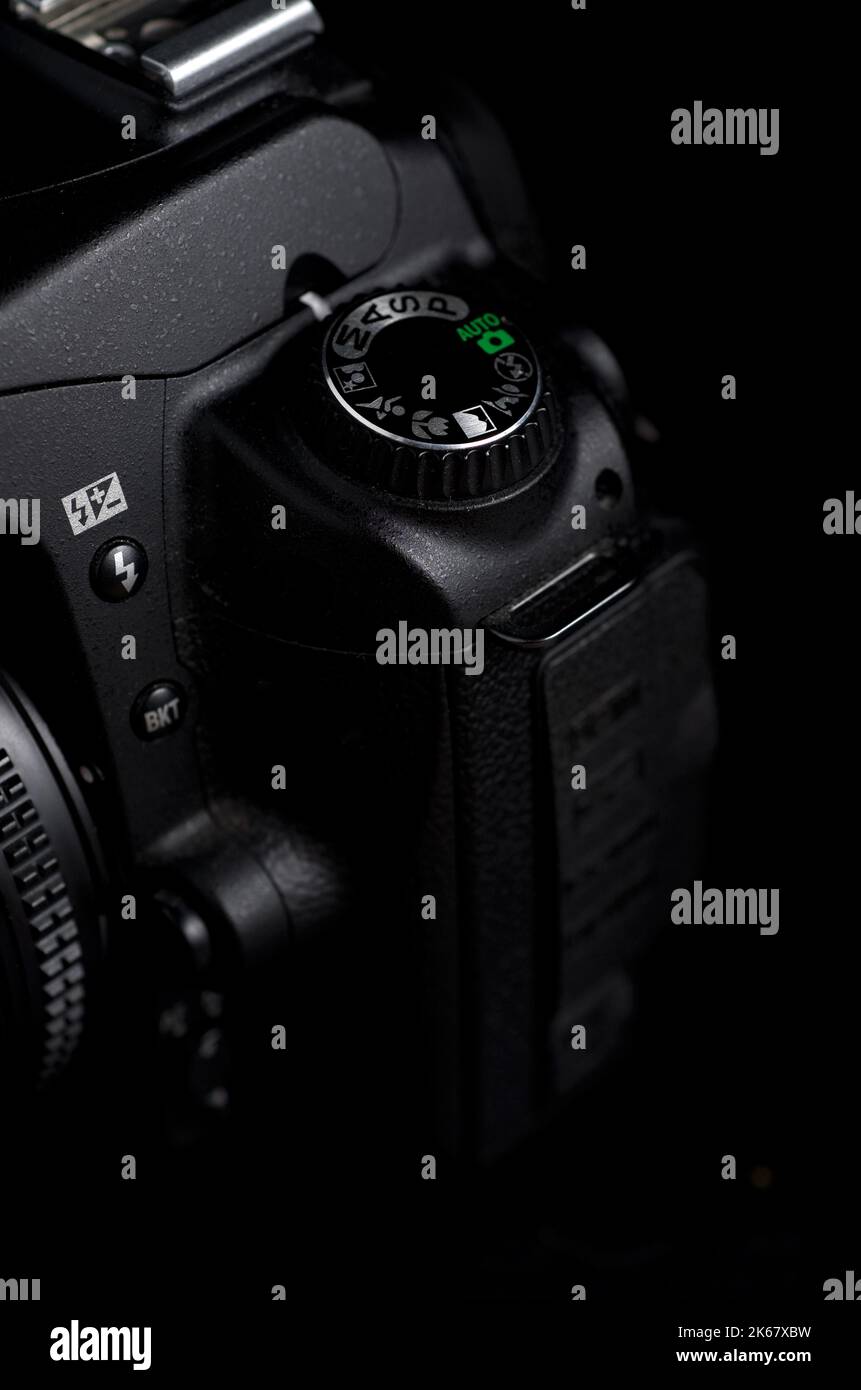 Makro-Bild der Low-Key-Beleuchtung des Digital Camera Control Dial Vertikal Stockfoto