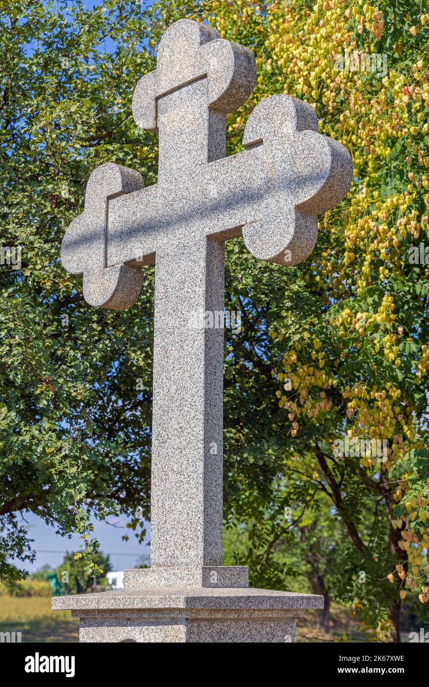 Großes Marmorsteinkreuz an der Straße zum Kloster in der Vojvodina Stockfoto