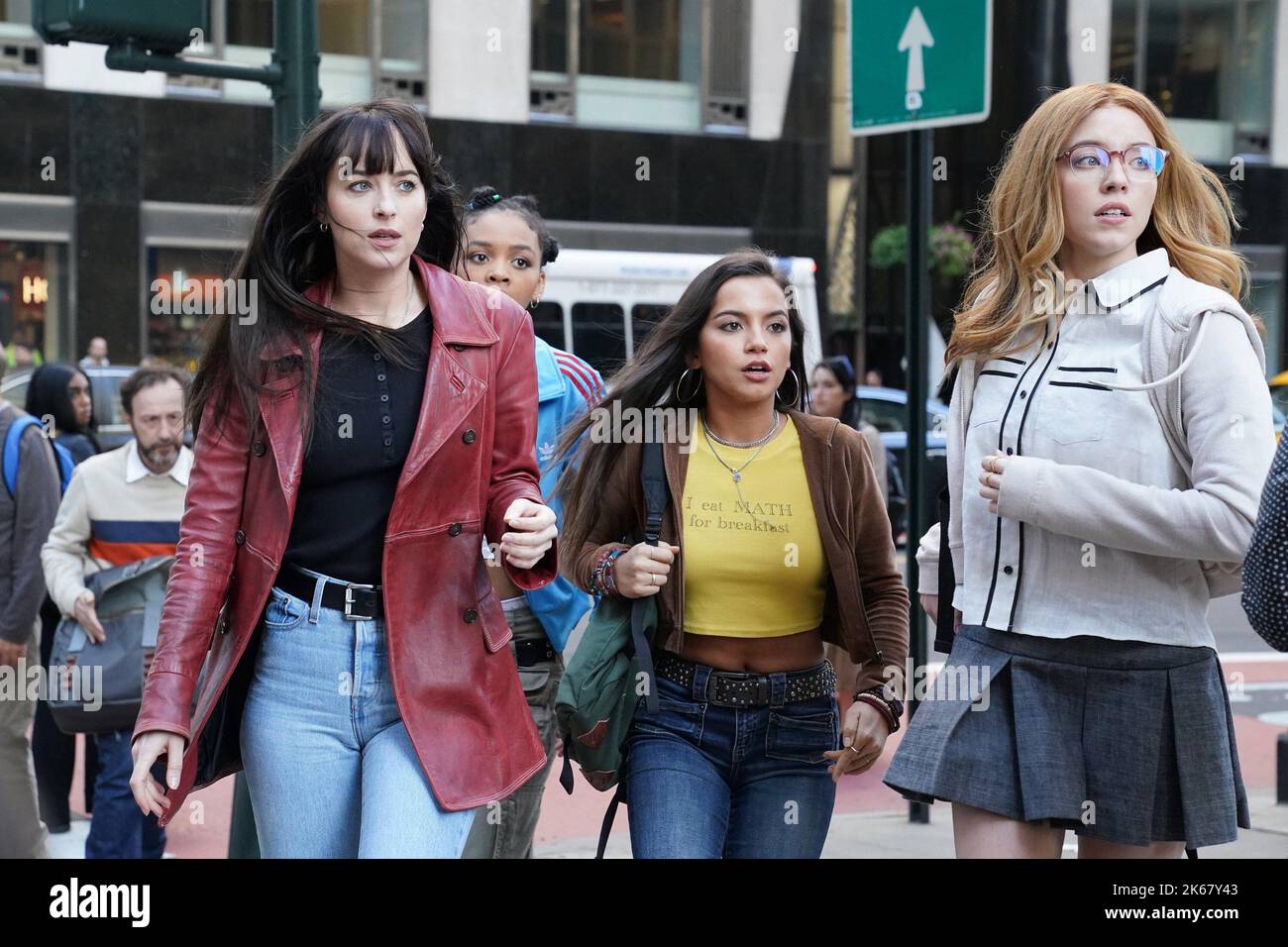 New York, NY, USA. 11. Oktober 2022. Dakota Johnson, Celeste O'Connor, Sydney Sweeney, Isabela Merced, vor Ort für MADAME WEB Movie Shoot, New York, NY 11. Oktober 2022. Kredit: Kristin Callahan/Everett Collection/Alamy Live Nachrichten Stockfoto