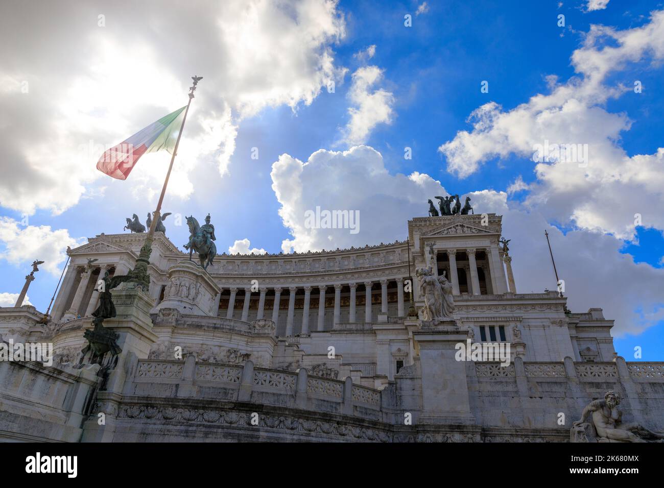 Der majestätische Altar des Vaterlandes in Rom: Er ist das Wahrzeichen Italiens in der Welt, Symbol des Wandels, des Risorgimento und der Verfassung. Stockfoto