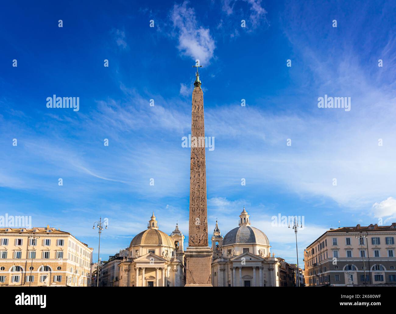 Blick auf die Piazza del Popolo (Volksplatz) in Rom, Italien. Skyline von Rom: Die Kirchen Santa Maria in Montesanto und Santa Maria dei Miracoli. Stockfoto