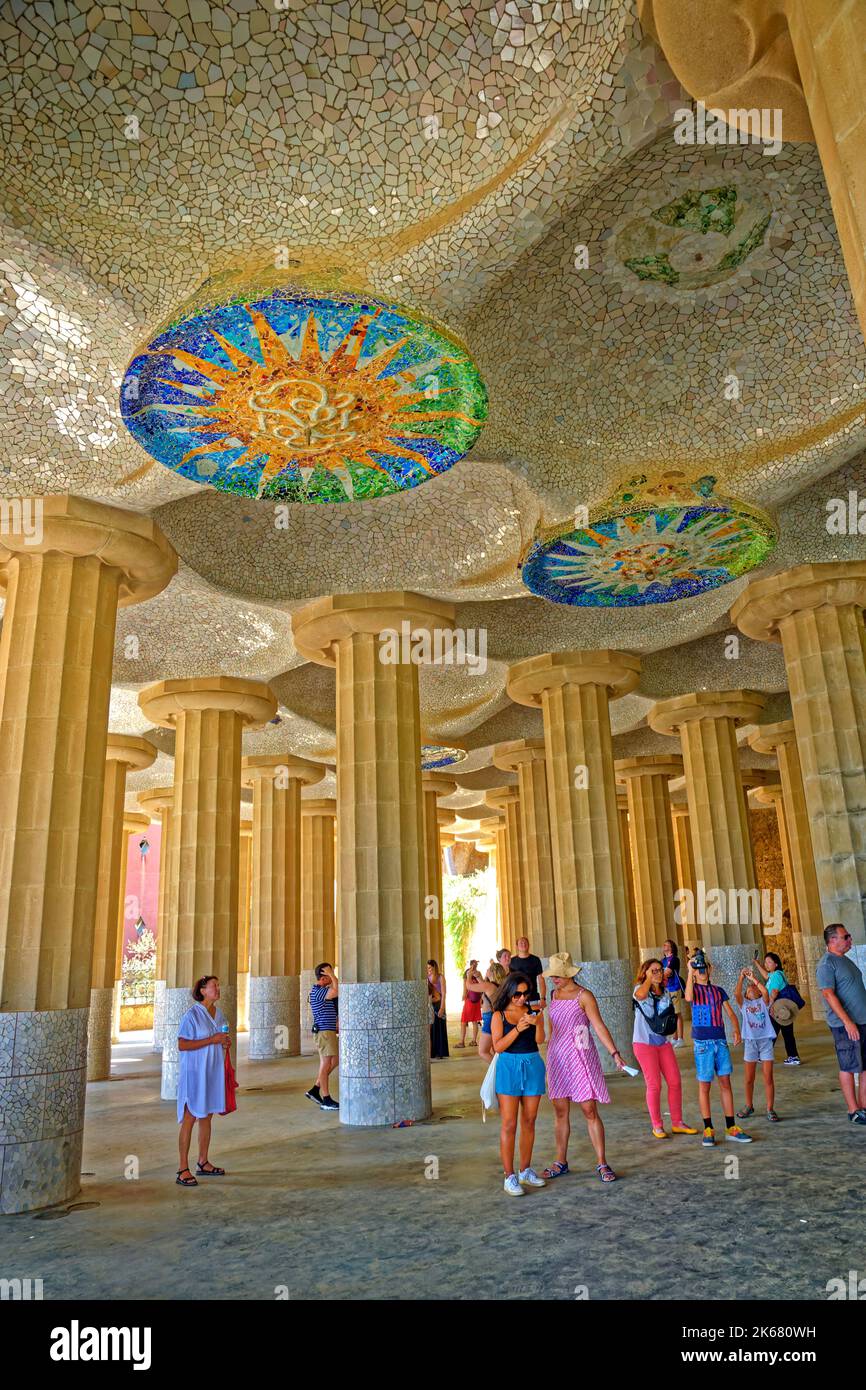 Der Hypostylos-Raum im Park Guell, der von Antoni Gaudi entworfen wurde, hat einen Designpark in Barcelona, Spanien, geschaffen. Stockfoto